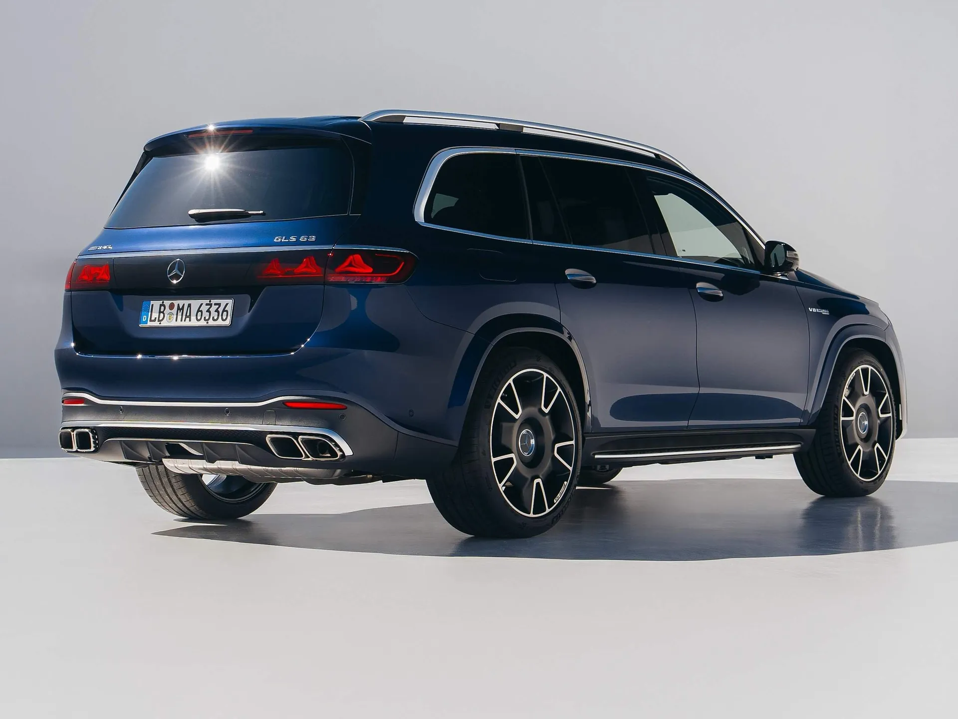 Mercedes-Benz GLS63 AMG (2027) – zadní tříčtvrteční pohled