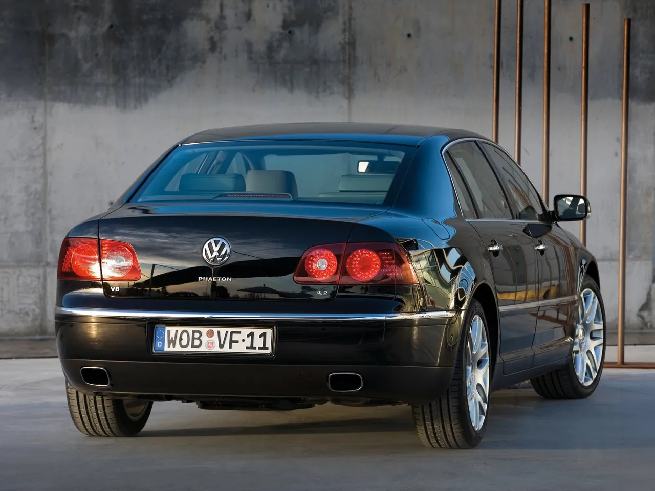 Volkswagen Phaeton (2008) - Rear Three-Quarter