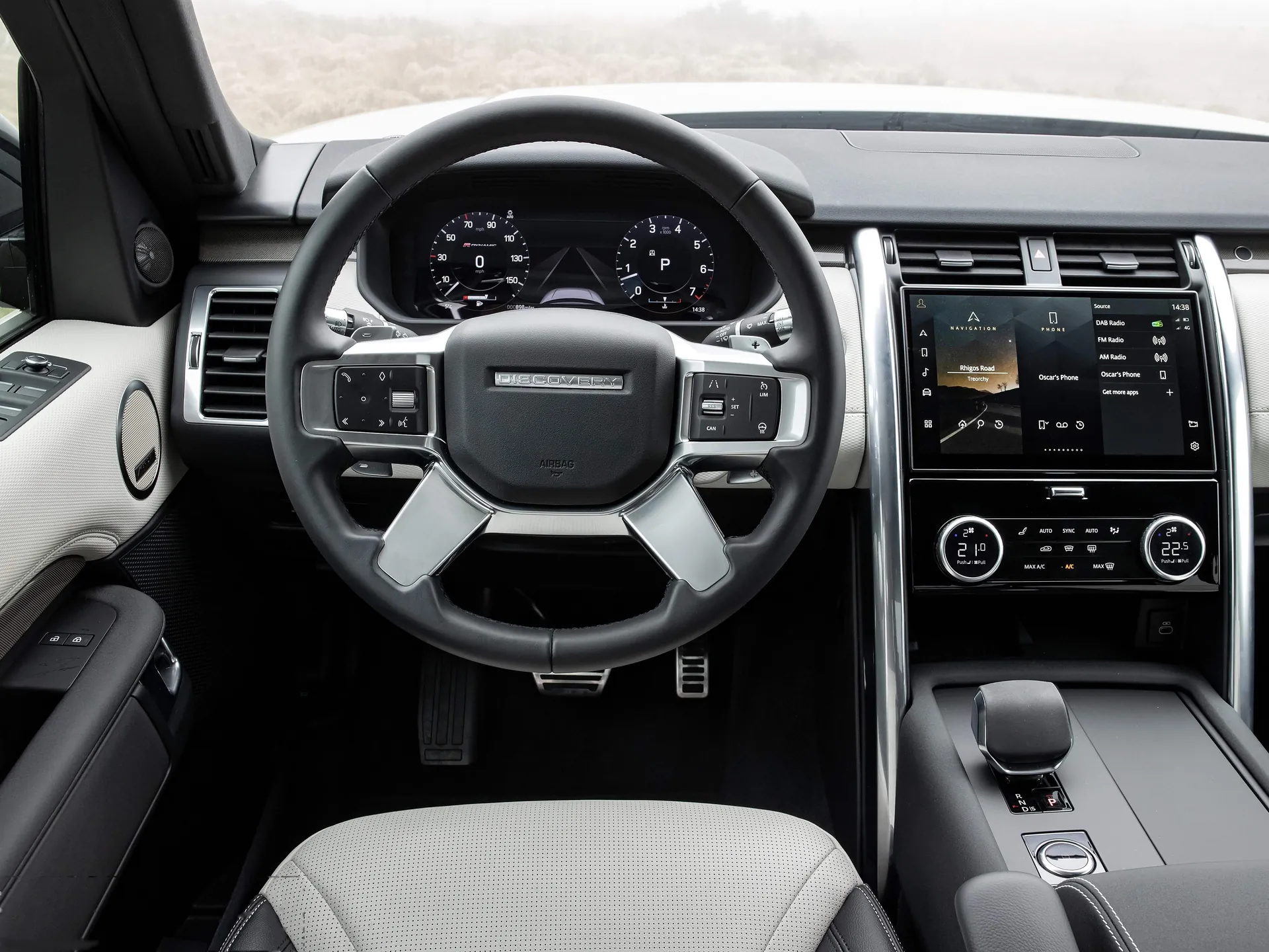 Land Rover Discovery (2021) - Interior