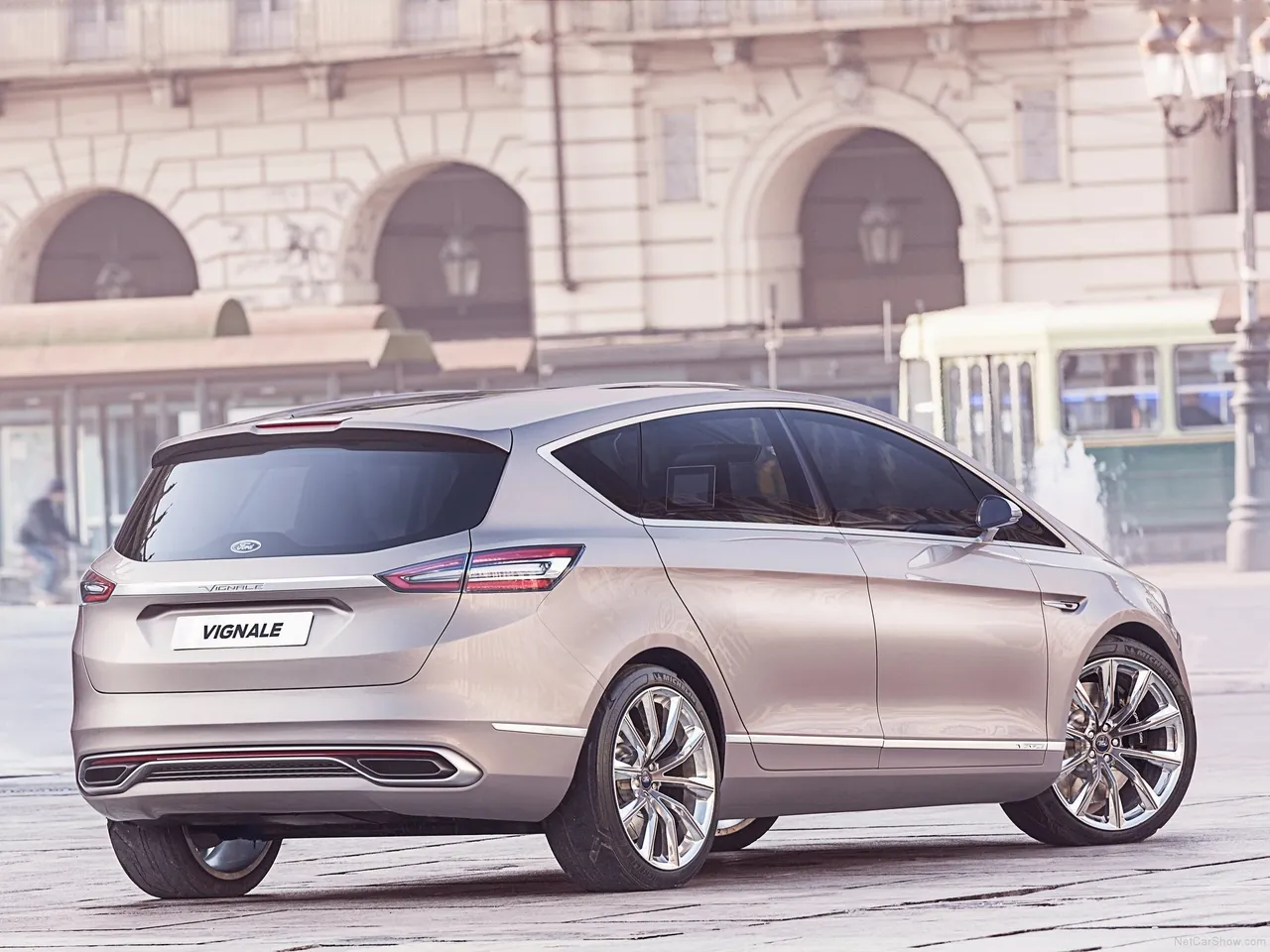 Ford S-MAX Vignale Concept (2014) – zadní tříčtvrteční pohled