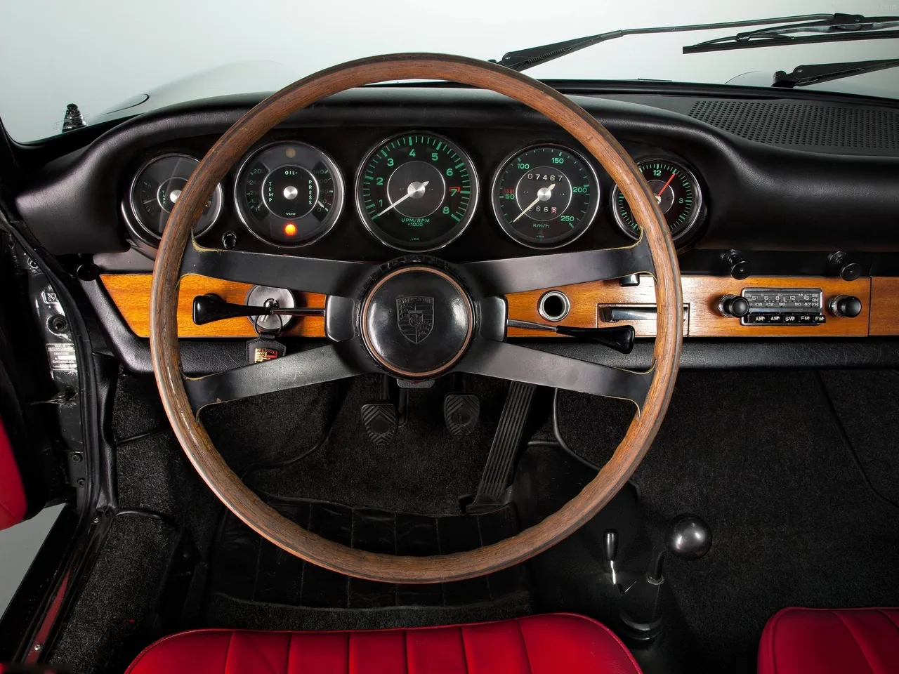 Porsche 911 2.0 Coupe (1964) - Interior
