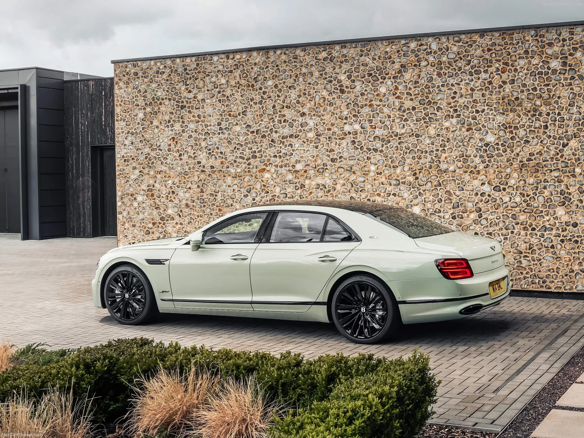Bentley Flying Spur Speed Edition 12 (2023) – zadní tříčtvrteční pohled