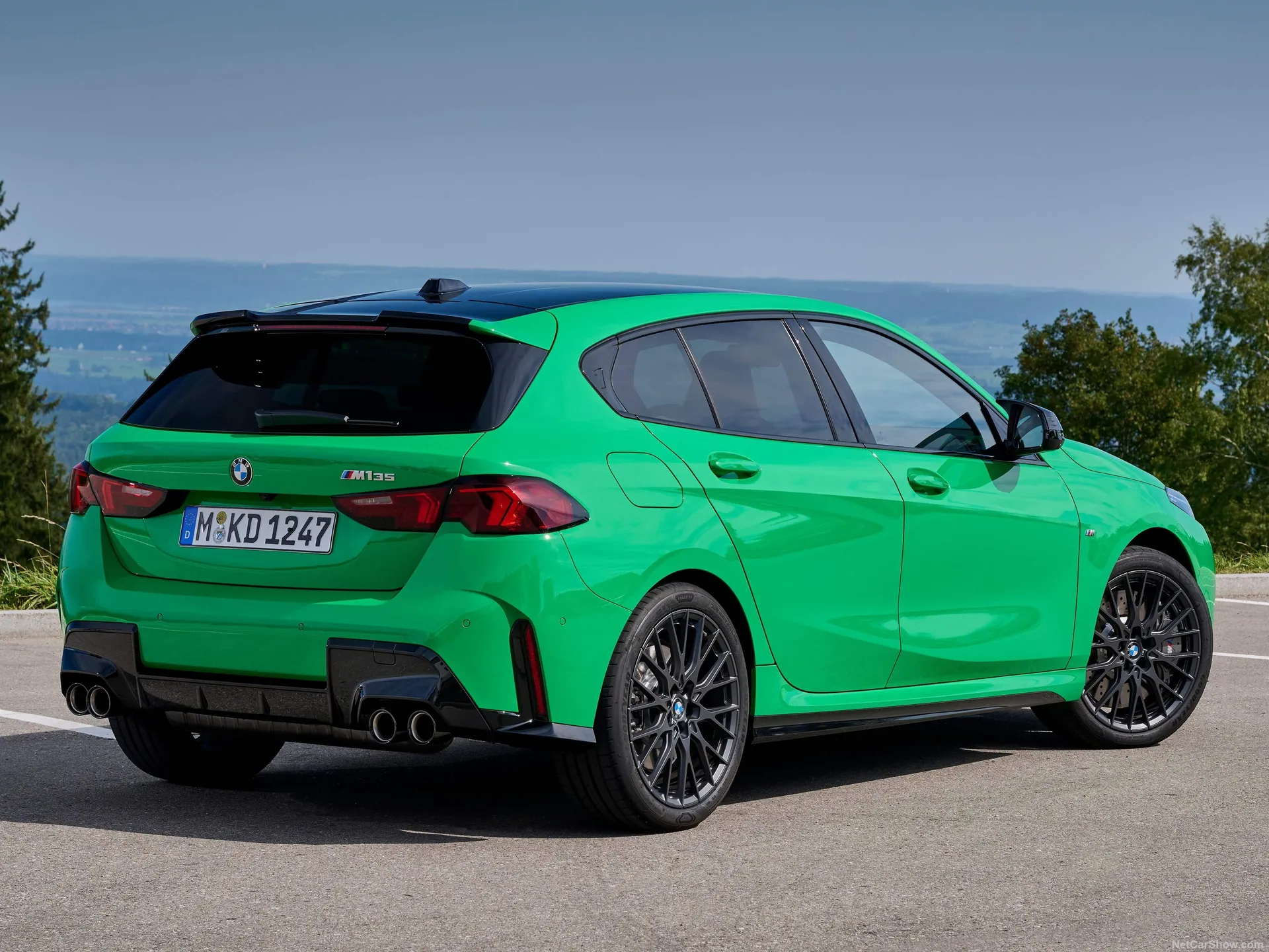 BMW M135 xDrive (2025) – zadní tříčtvrteční pohled