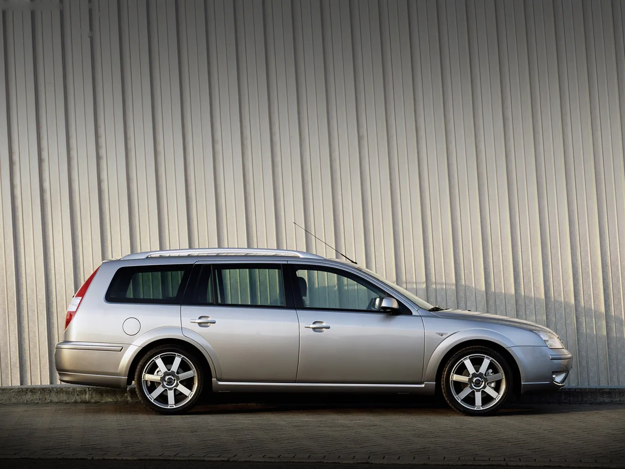 Ford Mondeo Estate (2005) – boční profil