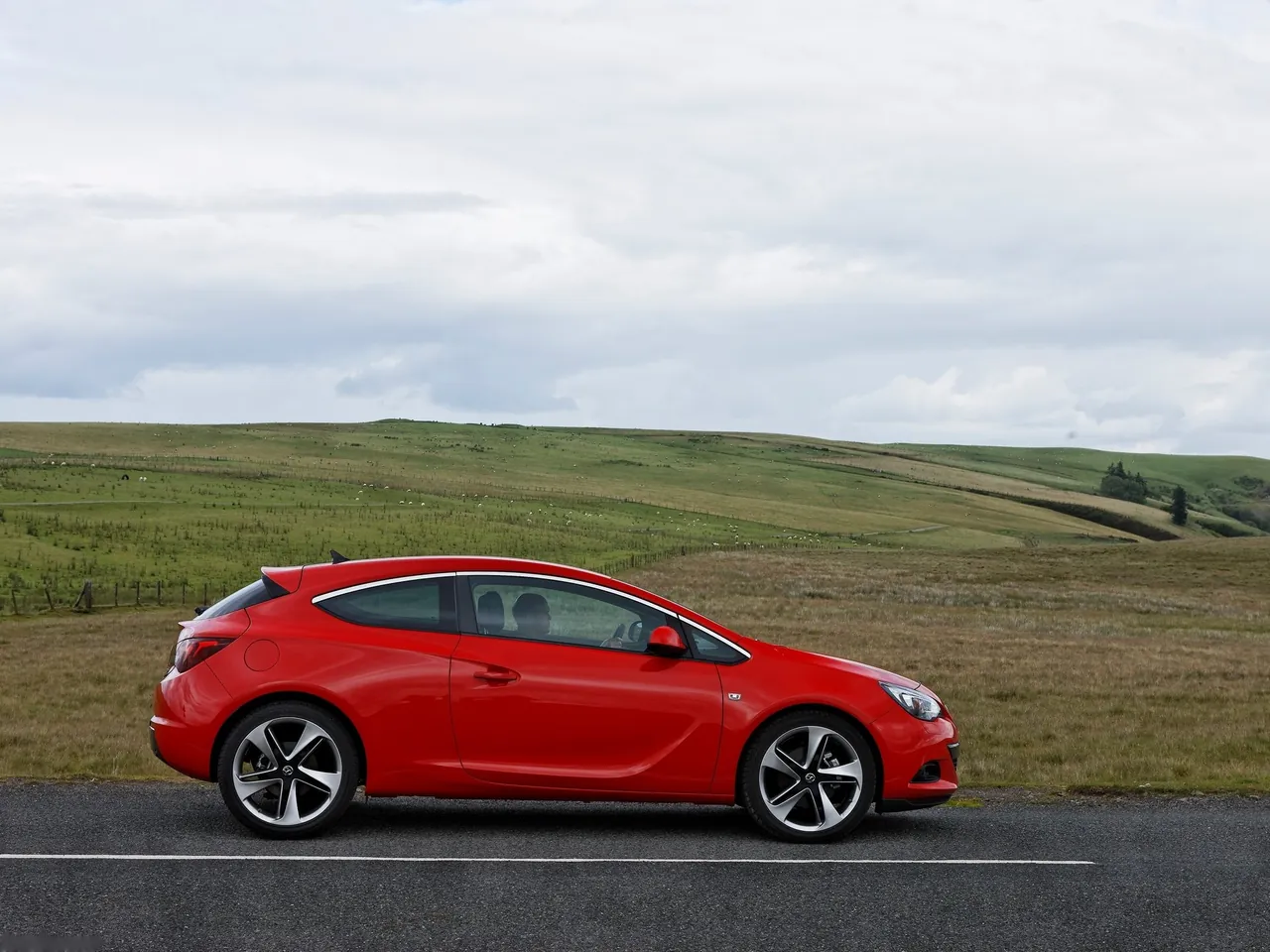 Vauxhall Astra GTC (2012) – boční profil