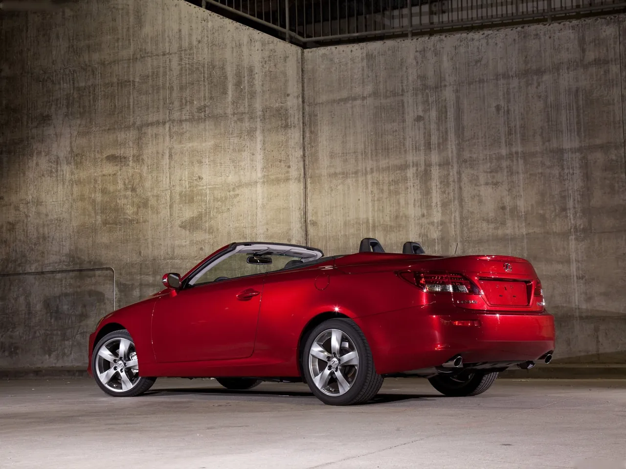 Lexus IS Convertible (2010) – zadní tříčtvrteční pohled