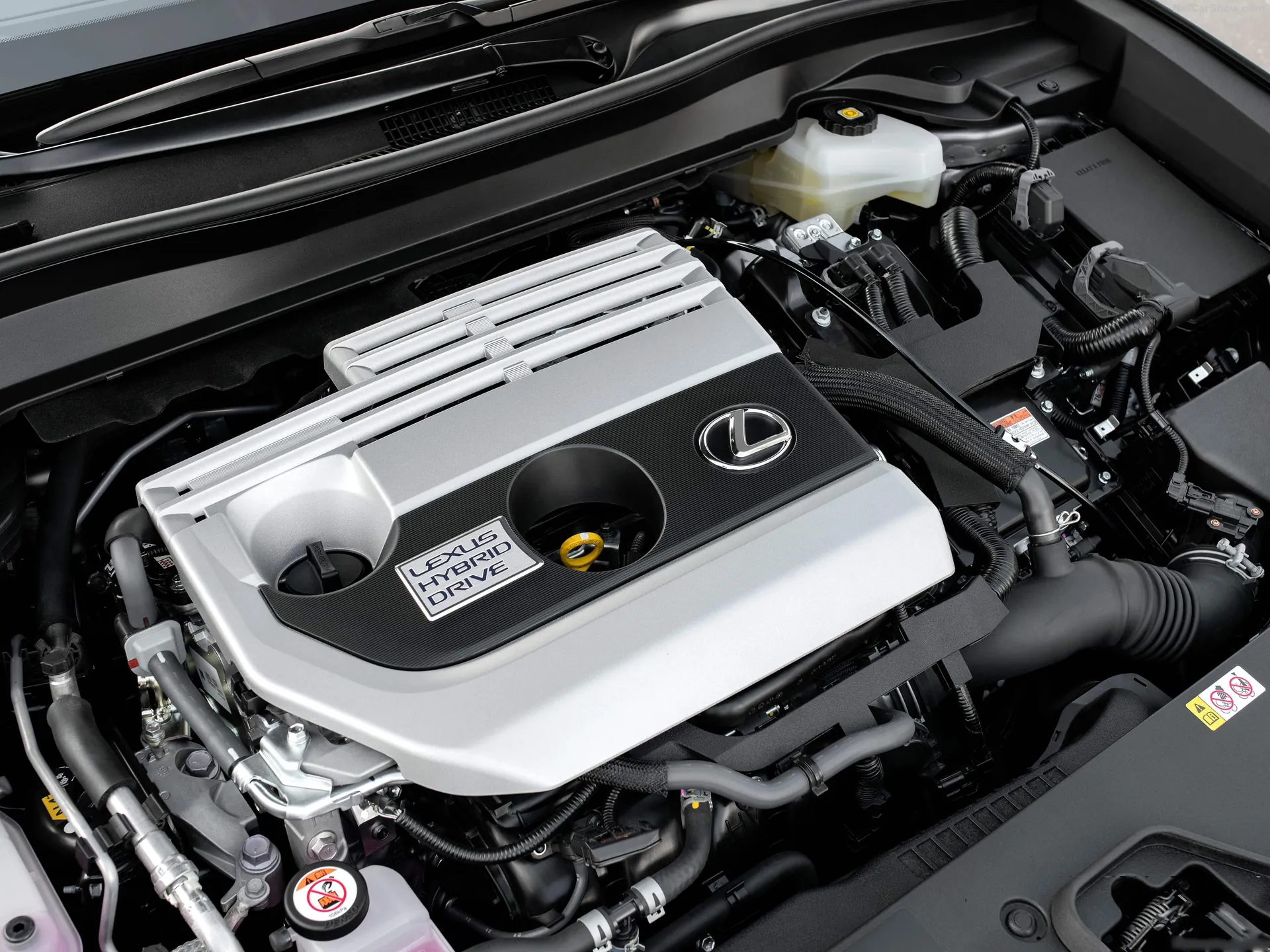 Lexus UX (2019) – motorový prostor