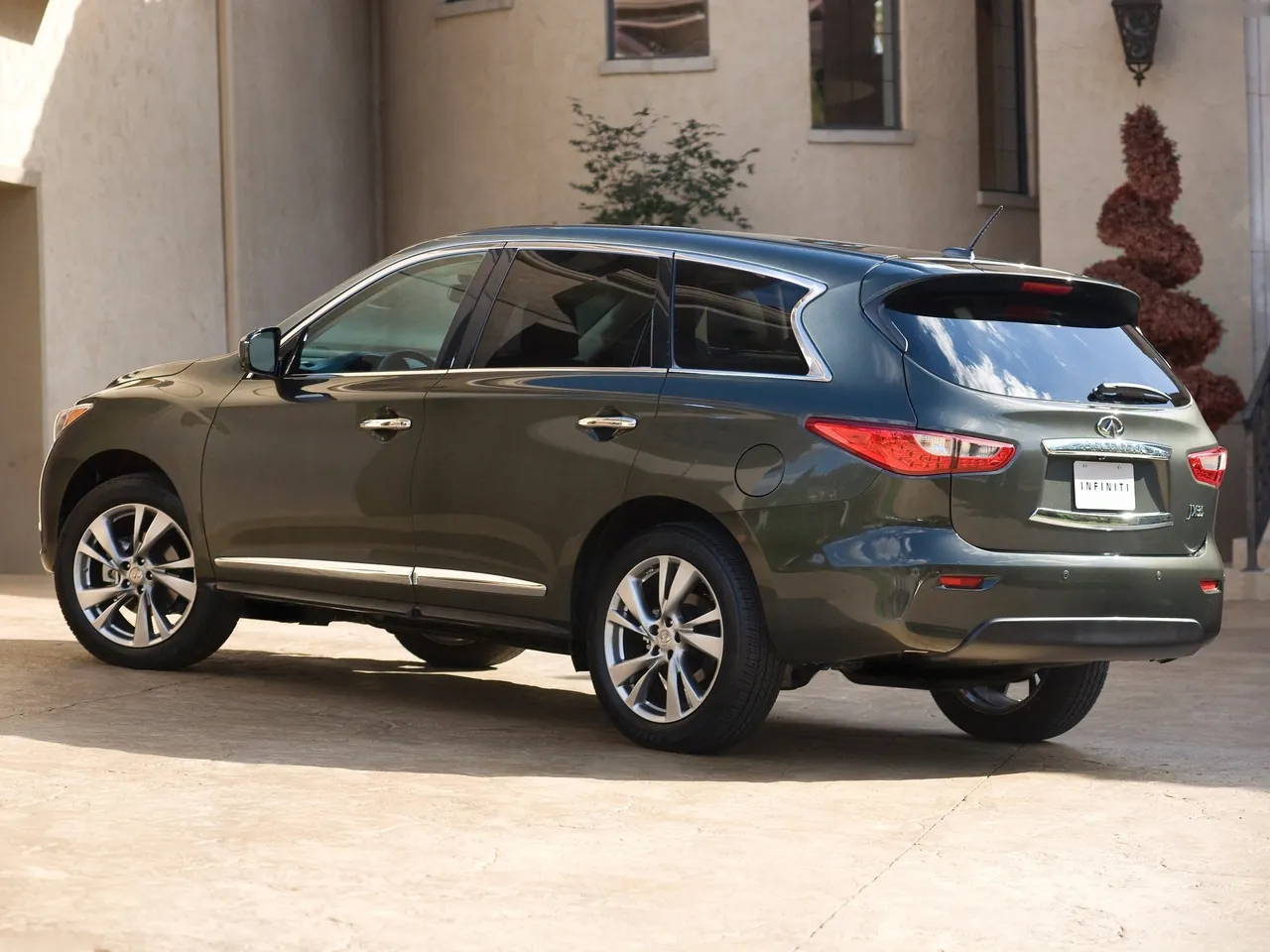 Infiniti JX (2013) – zadní tříčtvrteční pohled