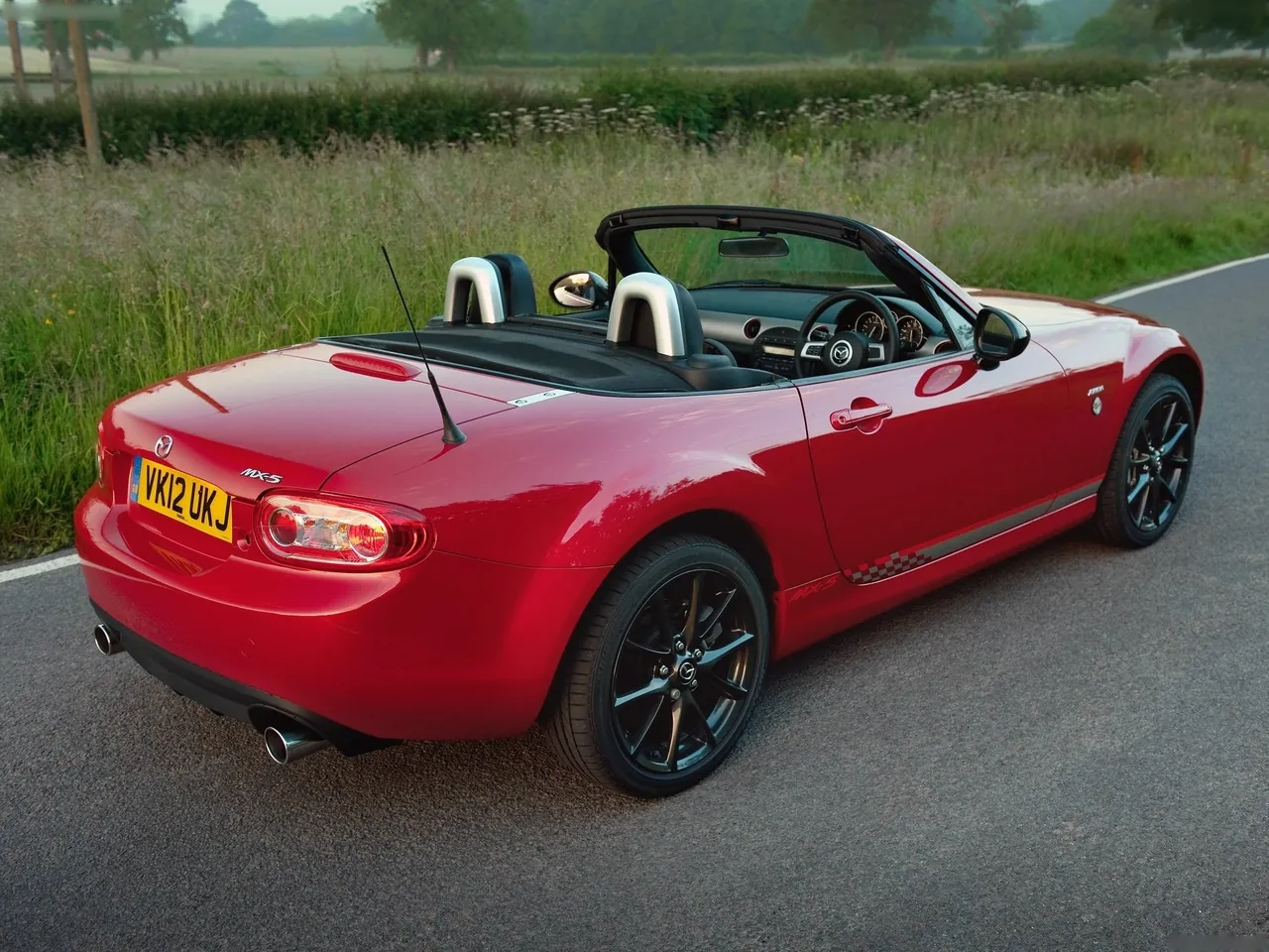 Mazda MX-5 Kuro (2012) – zadní tříčtvrteční pohled