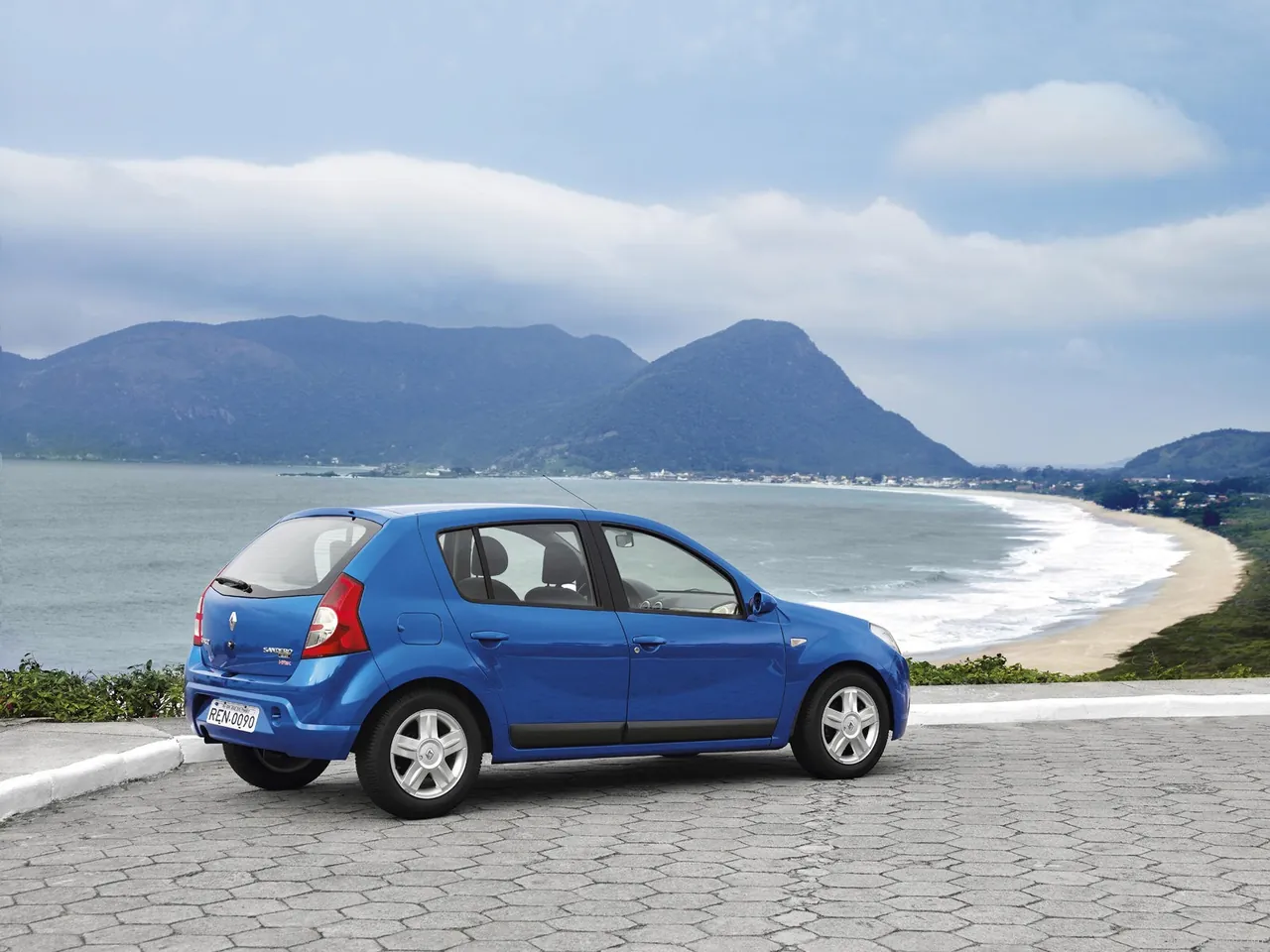 Renault Sandero (2008) – zadní tříčtvrteční pohled