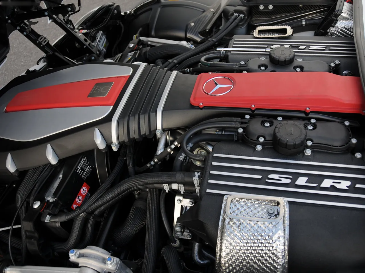 Brabus Mercedes-Benz SLR Roadster (2008) – motorový prostor