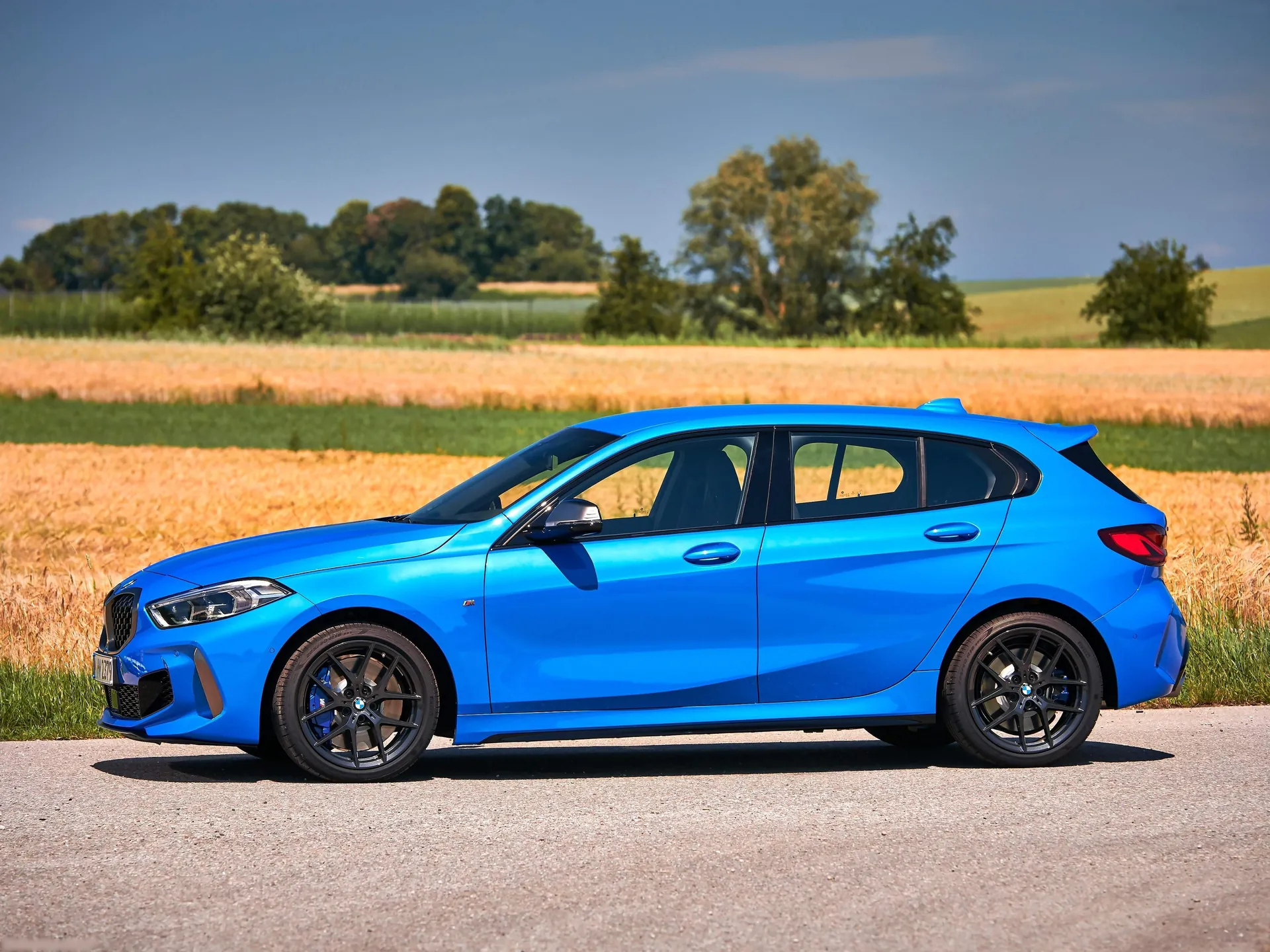 BMW M135i (2020) – boční profil