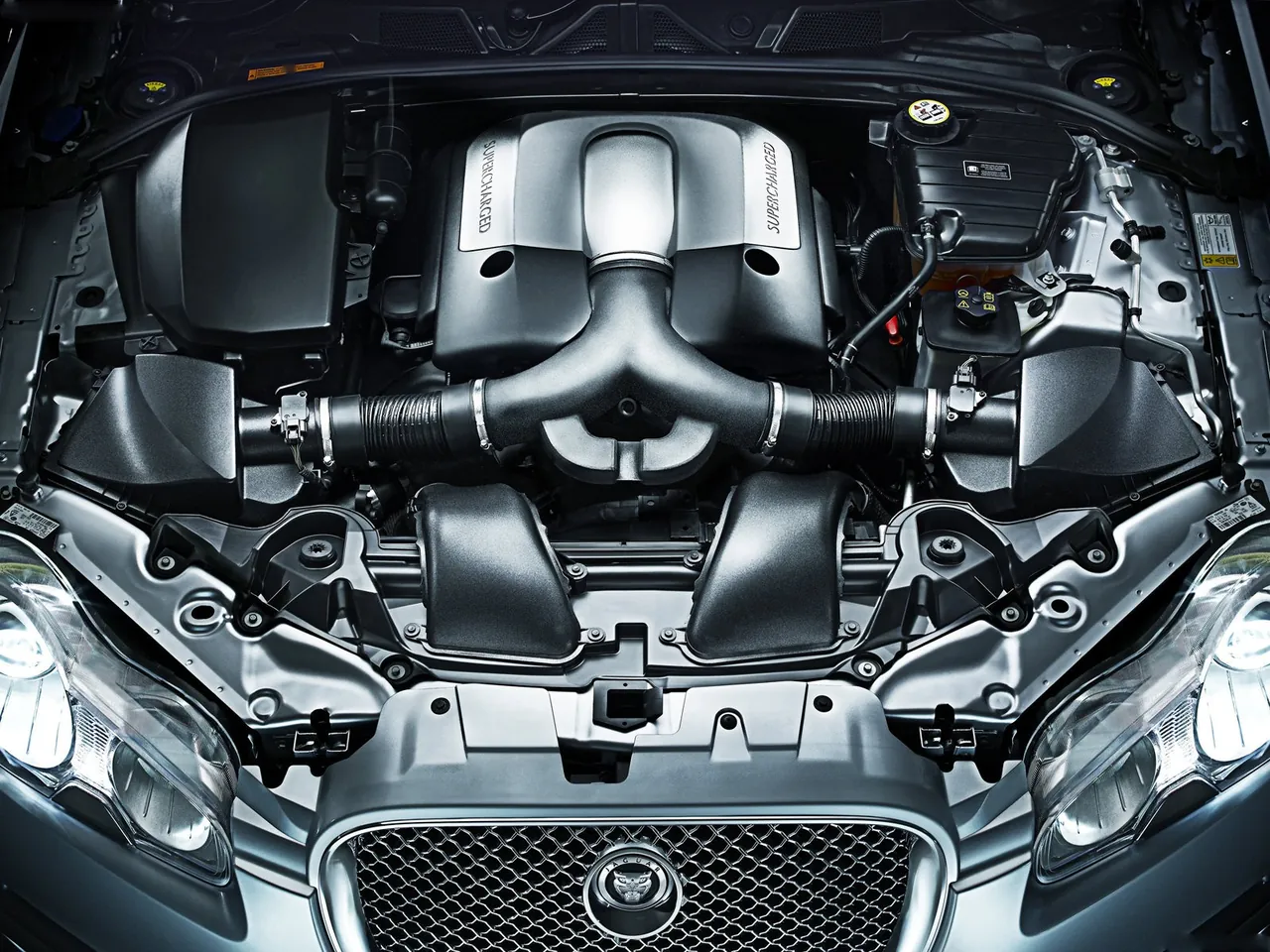Jaguar XF (2009) – motorový prostor