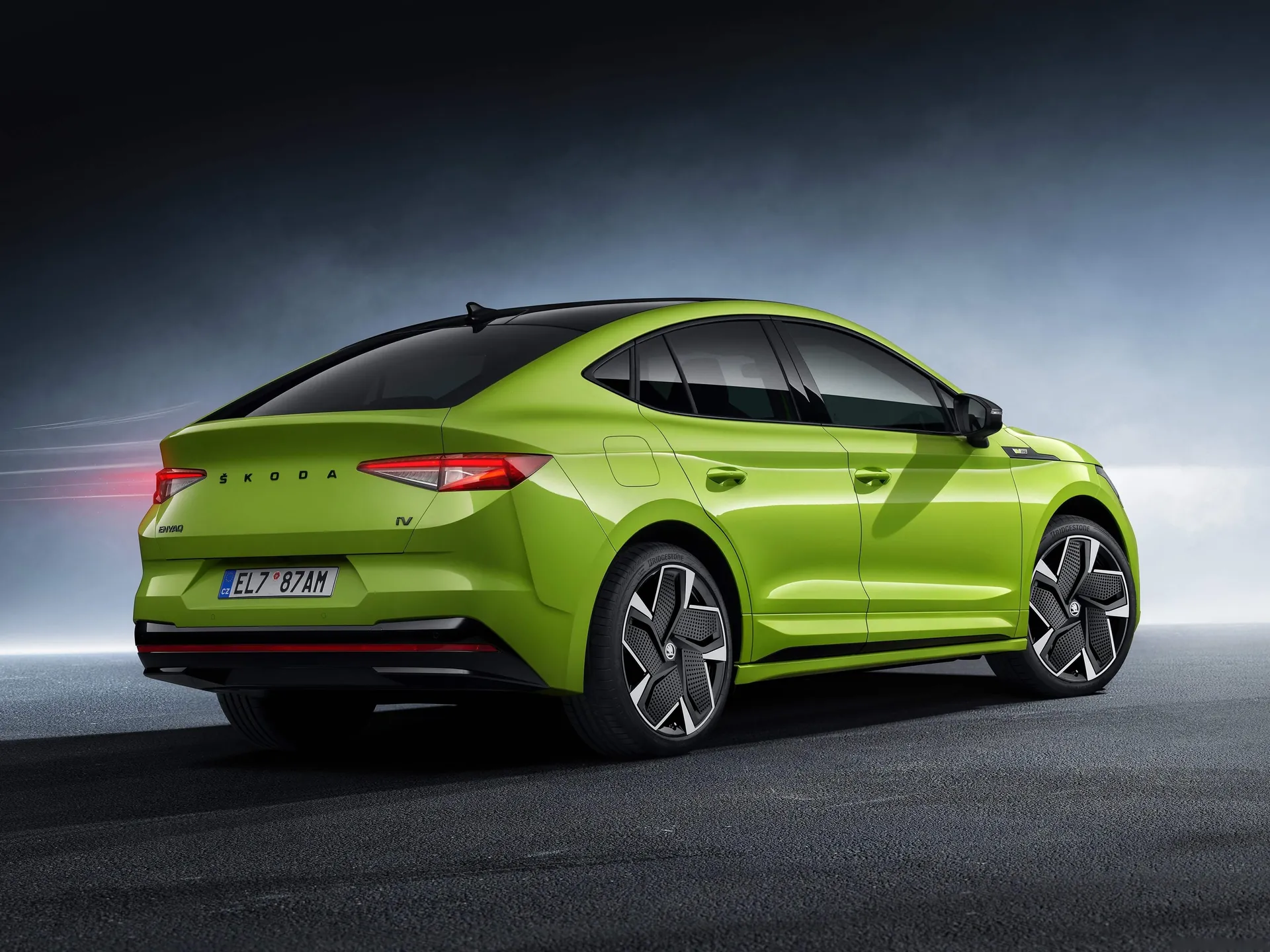 Skoda Enyaq Coupe RS iV (2022) – zadní tříčtvrteční pohled