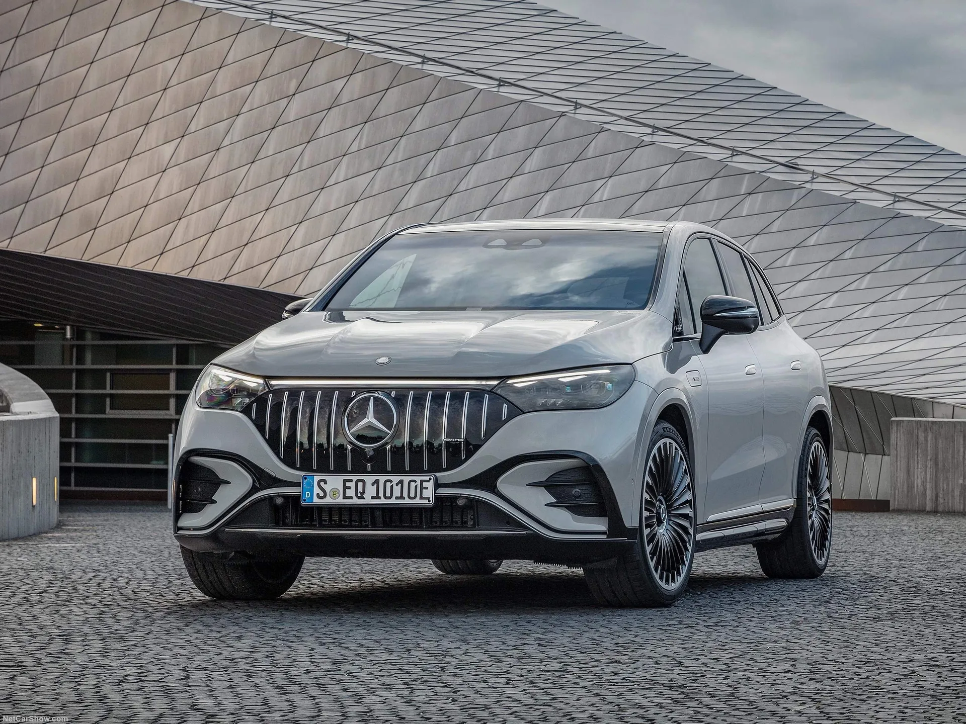 Mercedes-Benz EQE53 AMG SUV (2024)