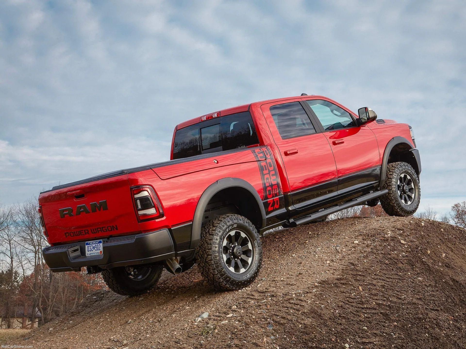 Ram Power Wagon (2019) – zadní tříčtvrteční pohled