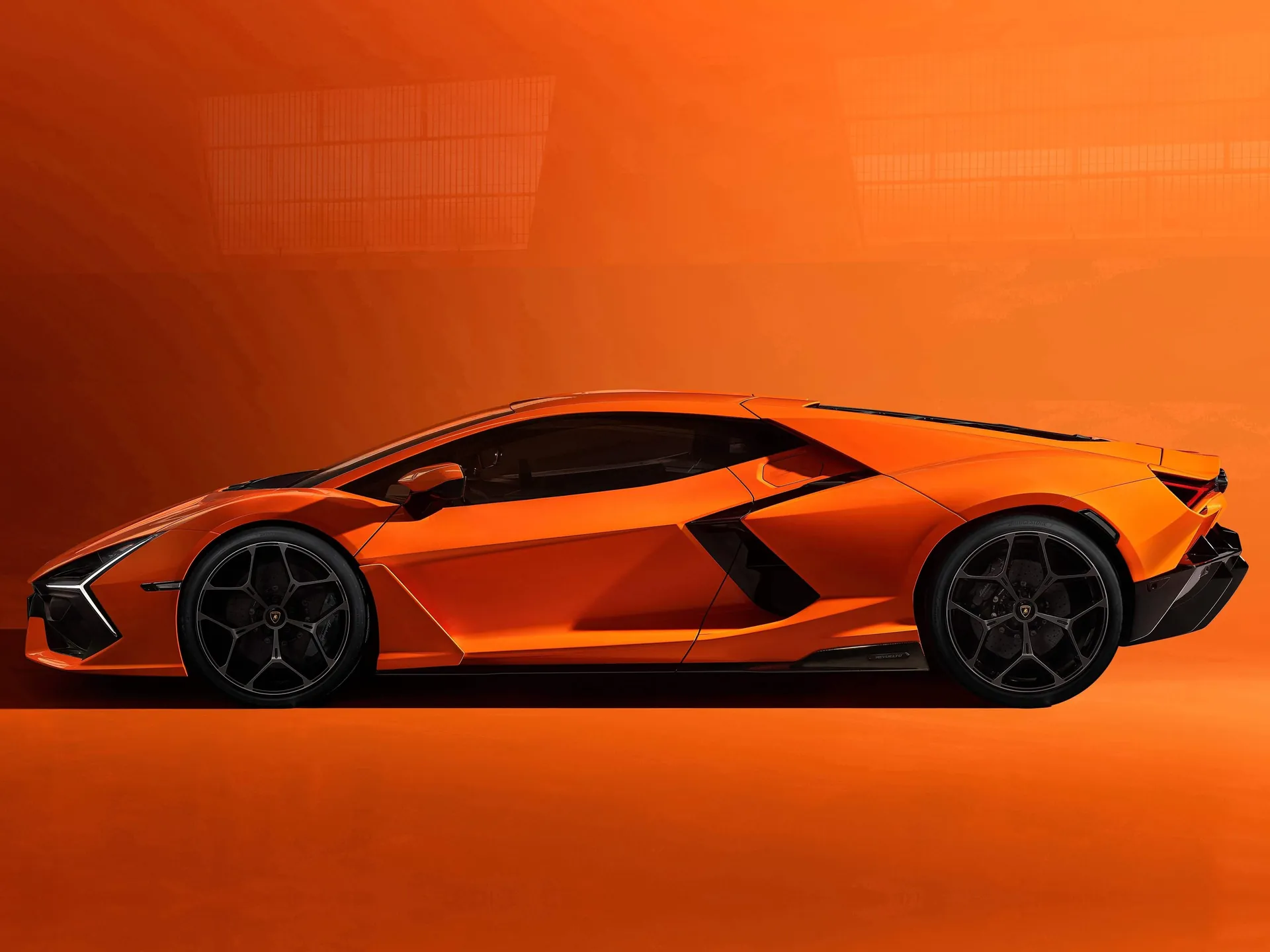 Lamborghini Revuelto (2024) – boční profil