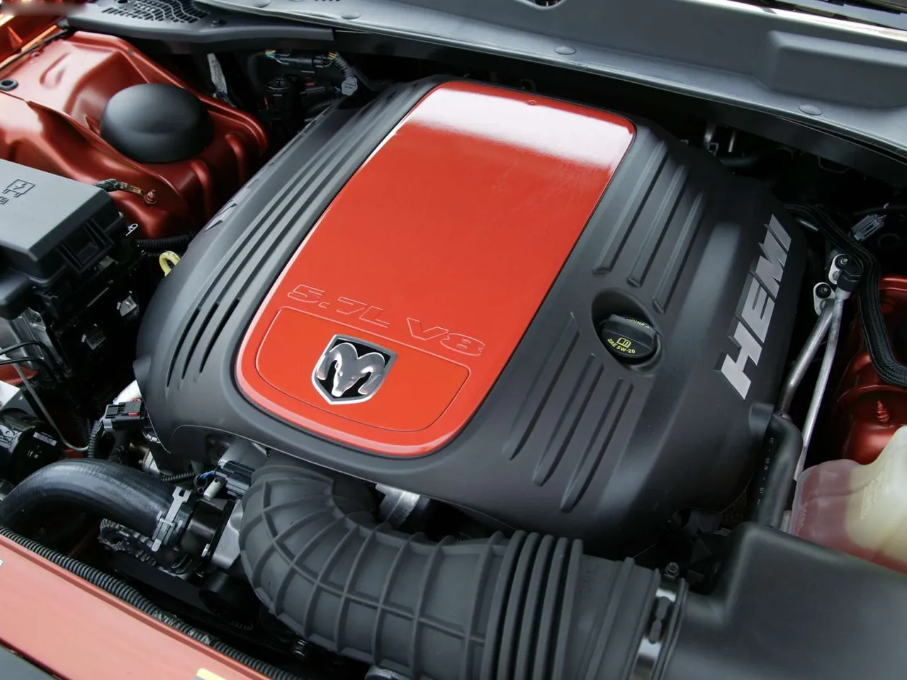 Dodge Charger Daytona RT (2006) – motorový prostor