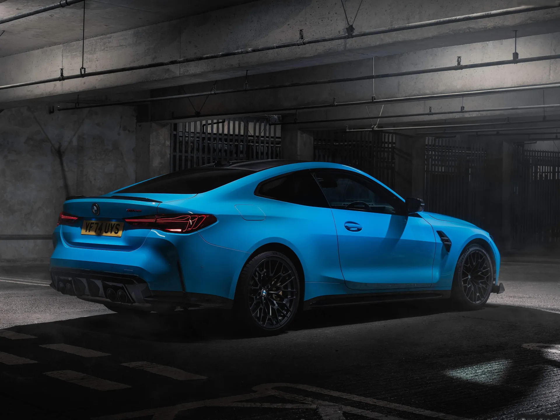 BMW M4 CS [UK] (2025) – zadní tříčtvrteční pohled