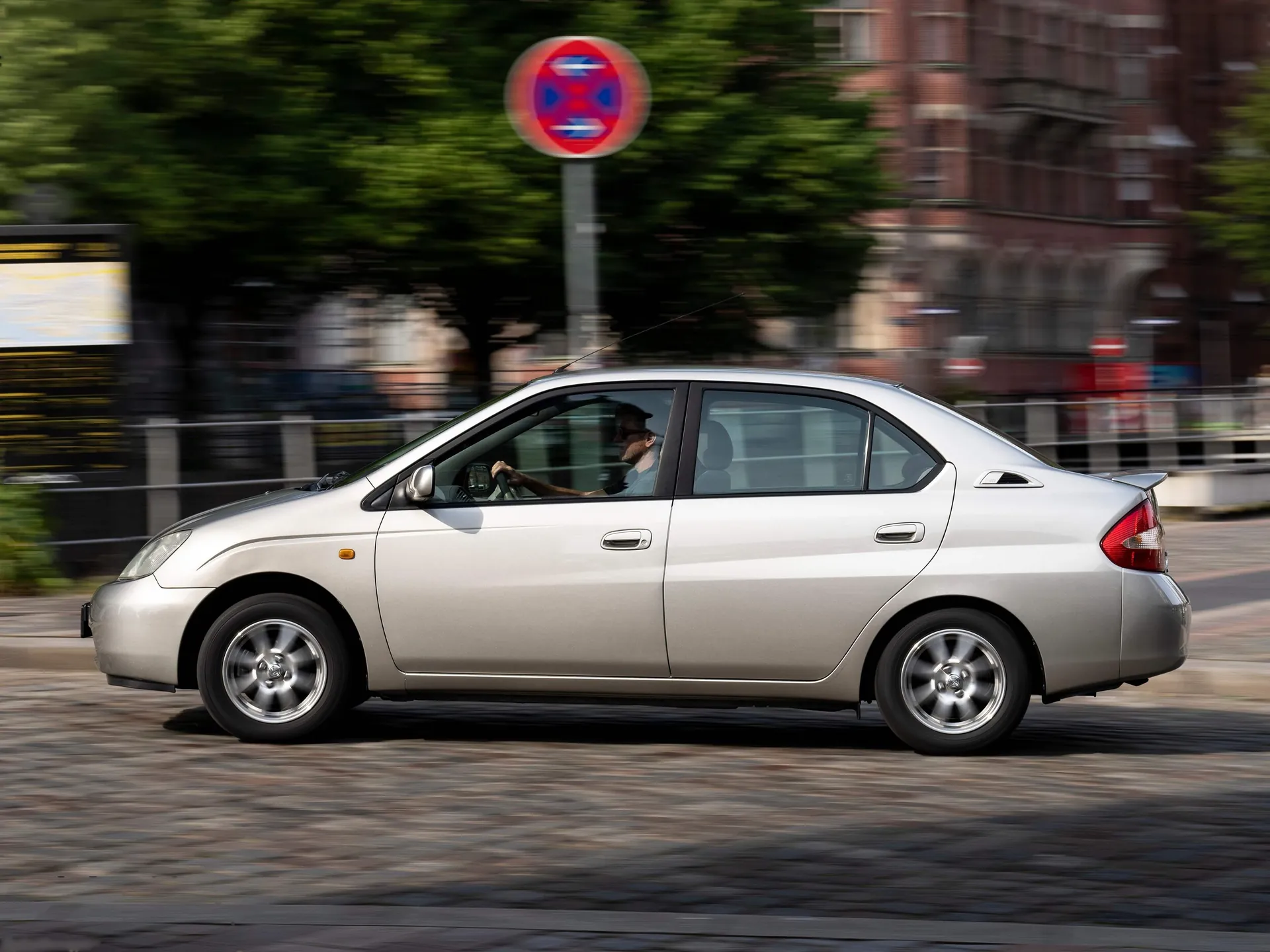 Toyota Prius (2000) - Side Profile