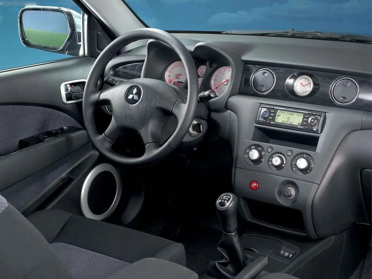 Mitsubishi Outlander [EU] (2003) – interiér