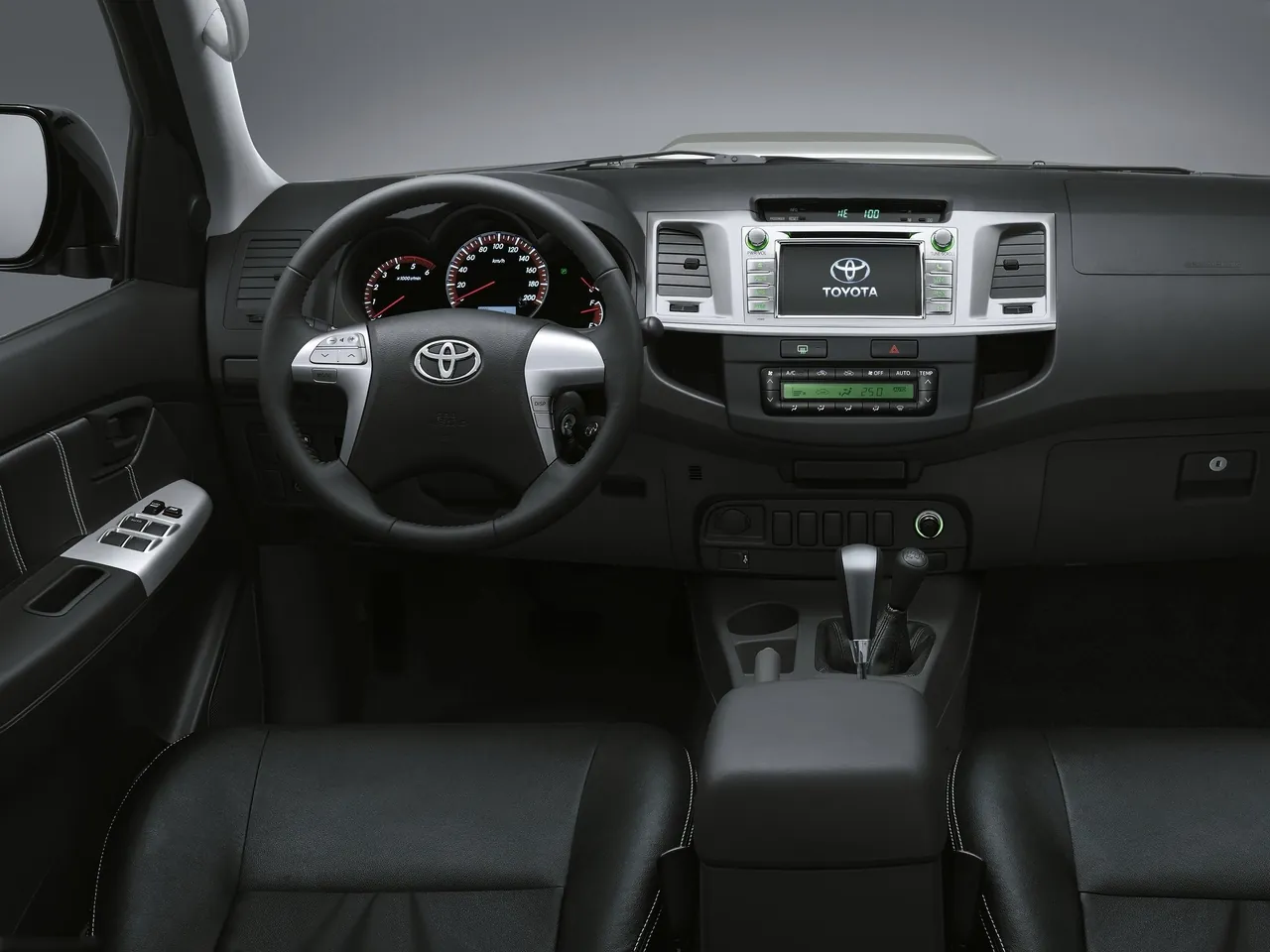Toyota Hilux Invincible (2014) – interiér