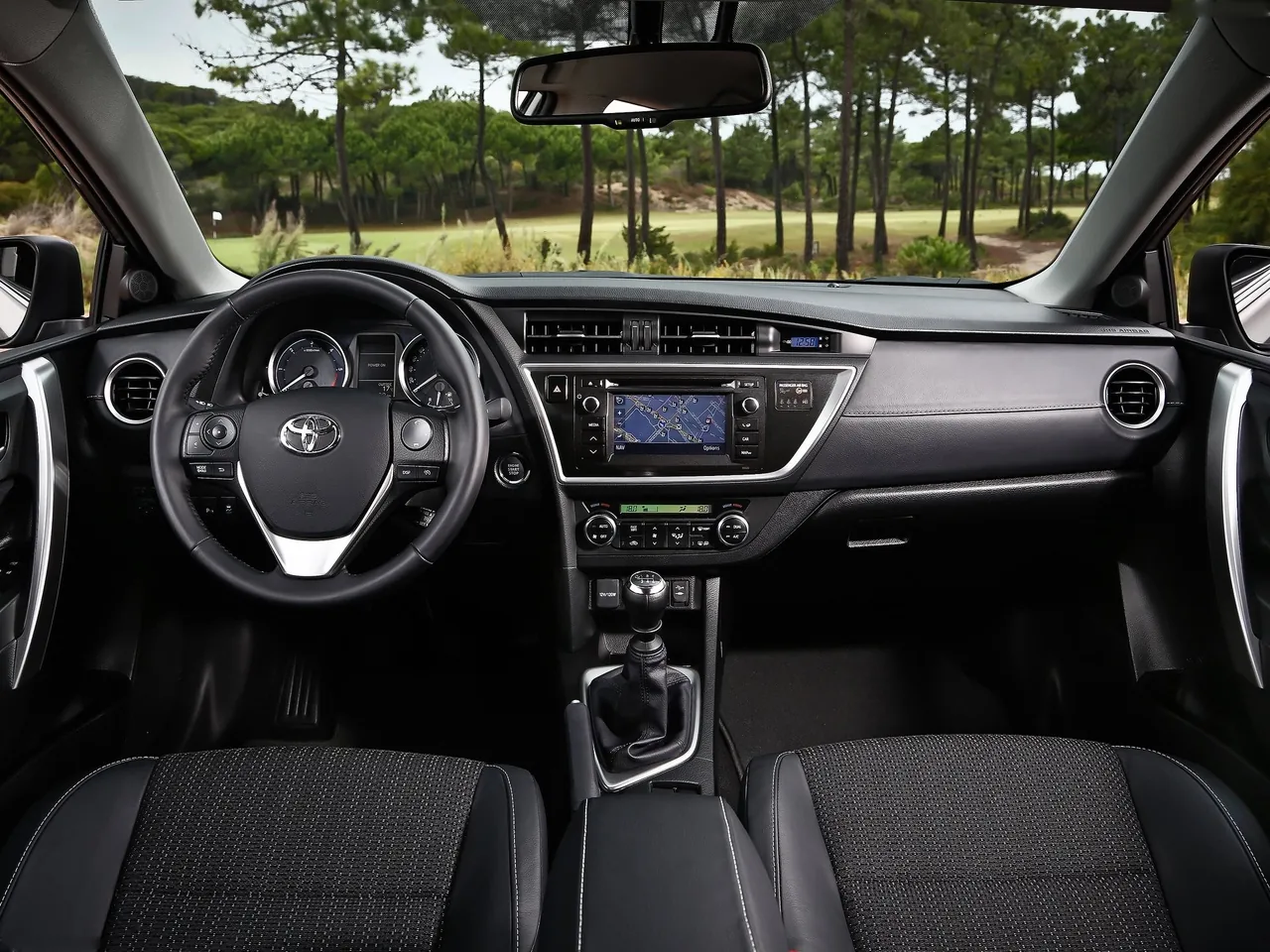 Toyota Auris (2013) - Interior