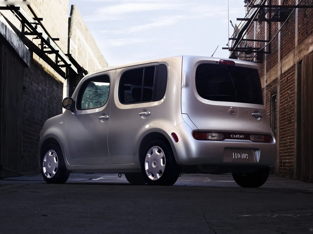 Nissan Cube (2010) – zadní tříčtvrteční pohled
