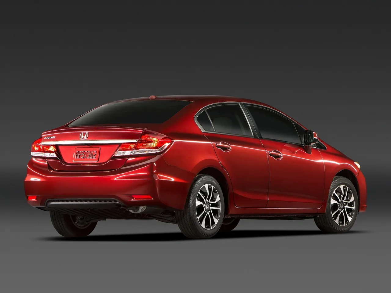 Honda Civic Sedan (2013) – zadní tříčtvrteční pohled