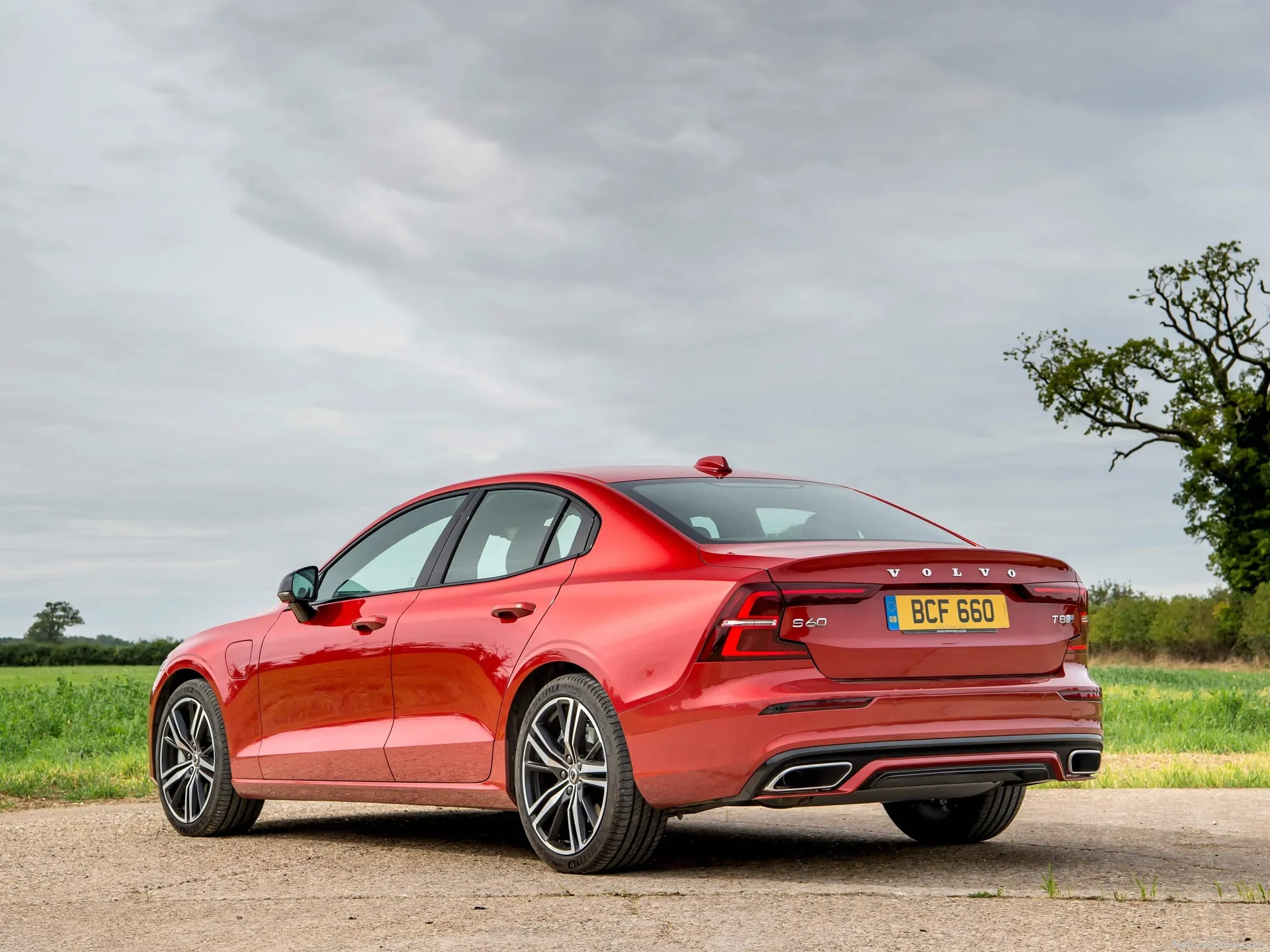 Volvo S60 [UK] (2019) – zadní tříčtvrteční pohled