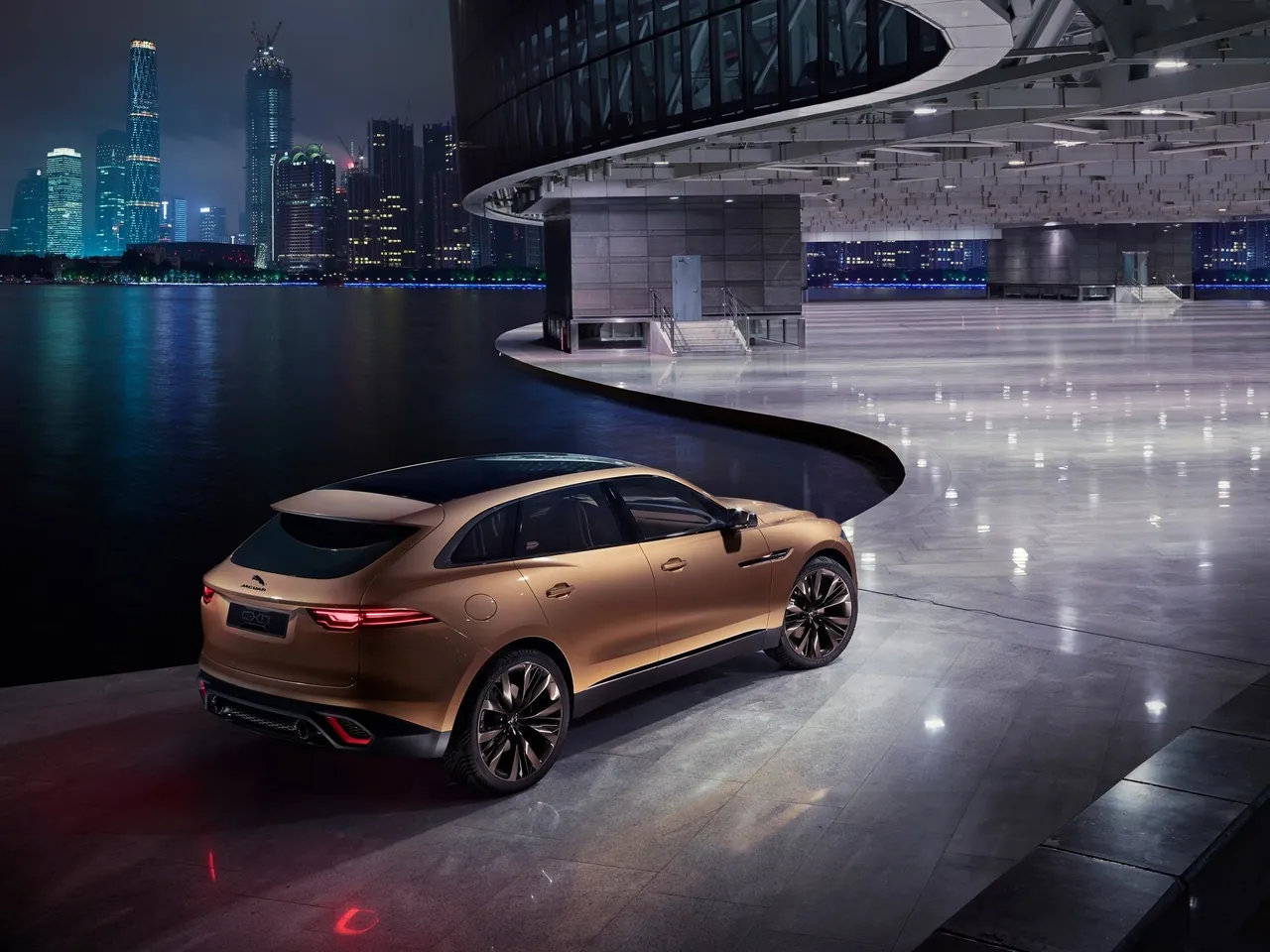 Jaguar C-X17 5-Seater Concept (2013) – zadní tříčtvrteční pohled