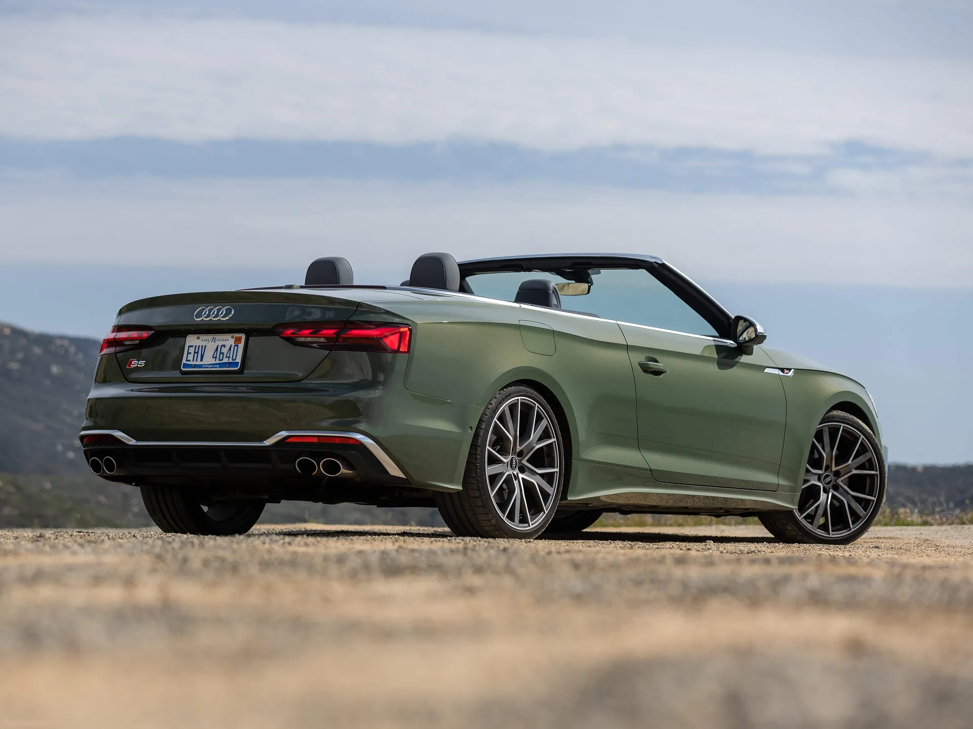 Audi S5 Cabriolet [US] (2022) – zadní tříčtvrteční pohled