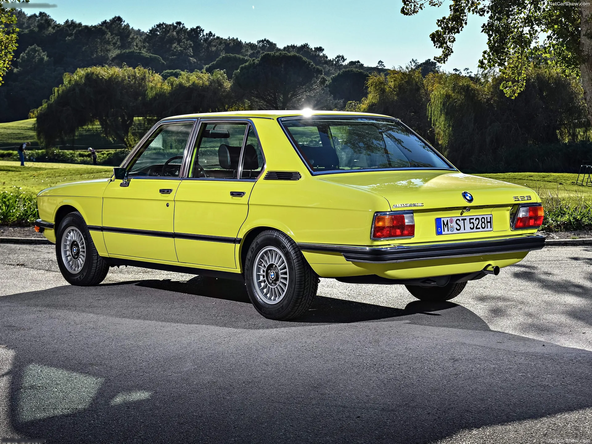 BMW 5-Series (1975) – zadní tříčtvrteční pohled