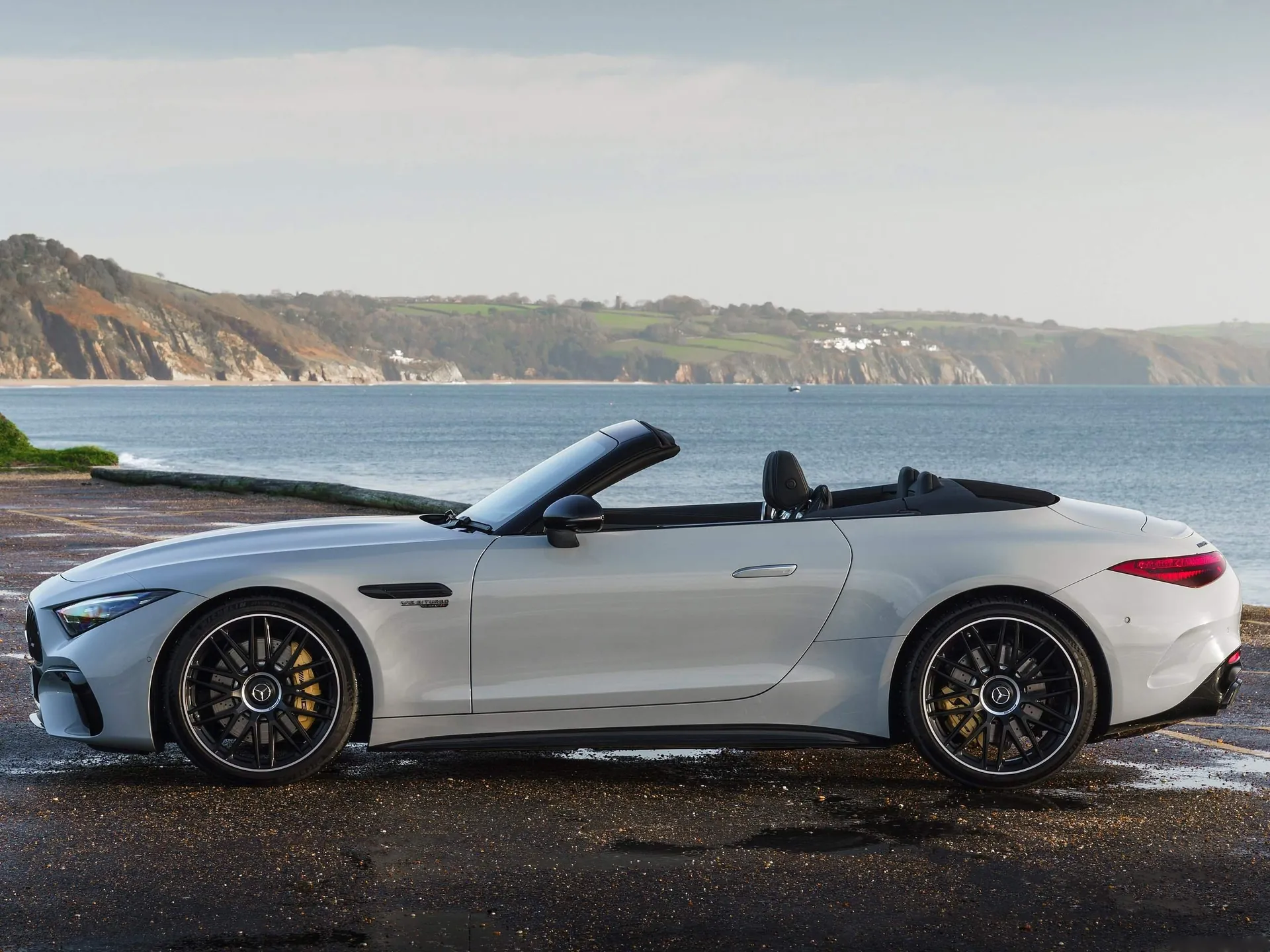 Mercedes-Benz SL63 AMG [UK] (2023) – boční profil