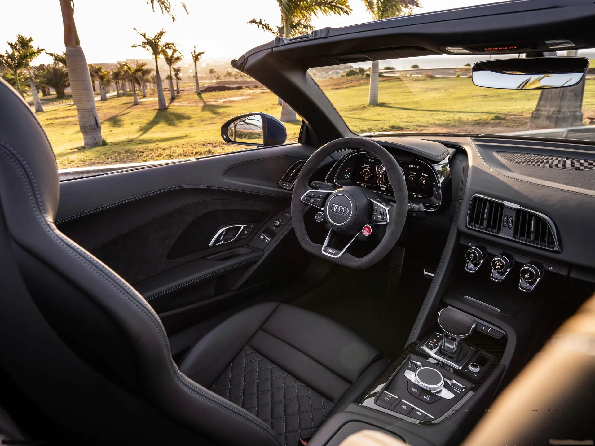 Audi R8 V10 performance RWD Spyder (2022) – interiér
