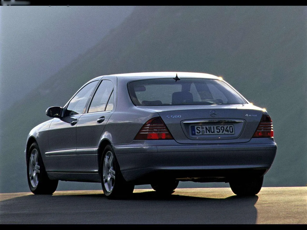 Mercedes-Benz S500 4MATIC (2003) - Rear Three-Quarter