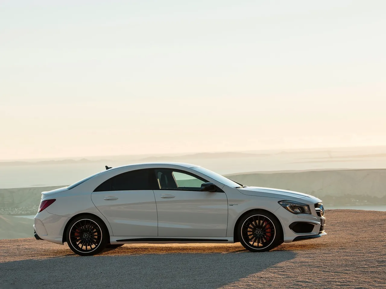 Mercedes-Benz CLA45 AMG (2014) – boční profil