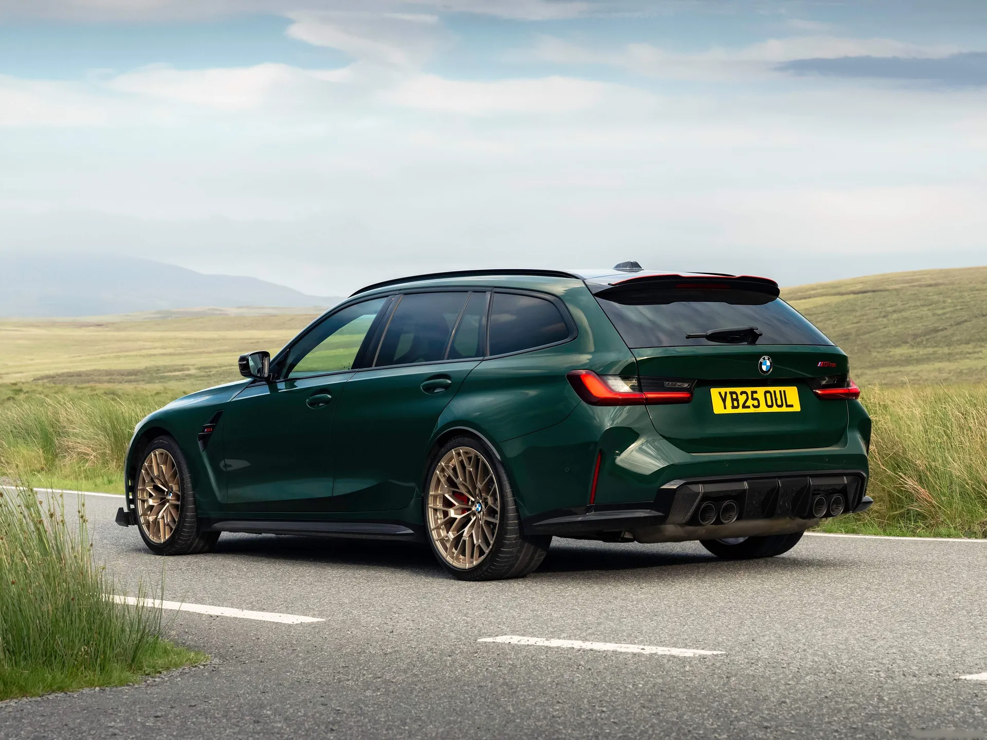 BMW M3 CS Touring [UK] (2025) – zadní tříčtvrteční pohled
