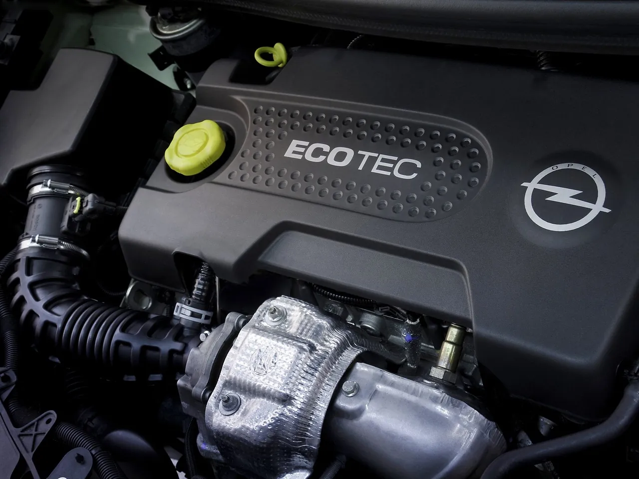 Opel Corsa (2011) – motorový prostor