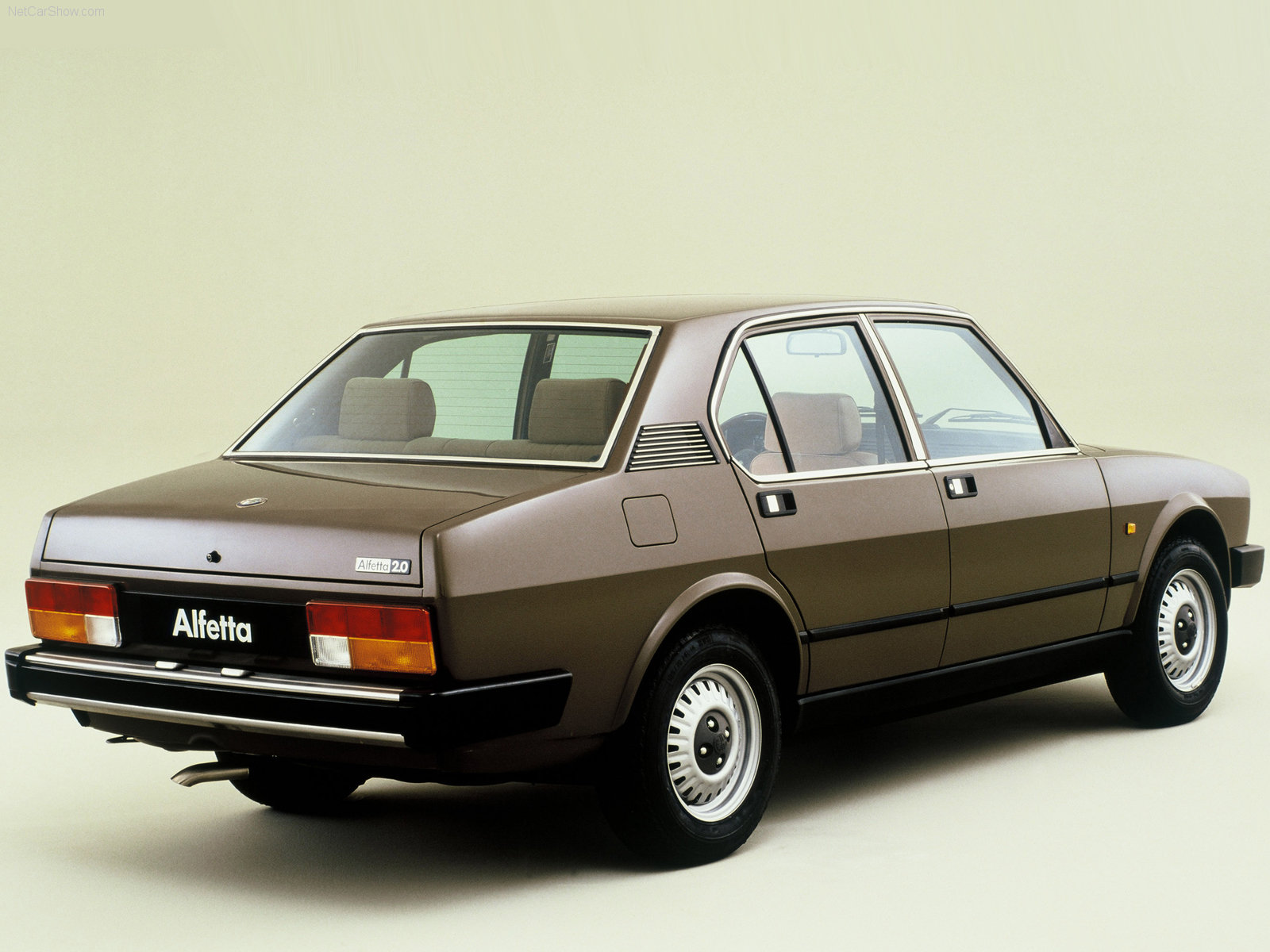 Alfa Romeo Alfetta 2.0 (1982) – zadní tříčtvrteční pohled