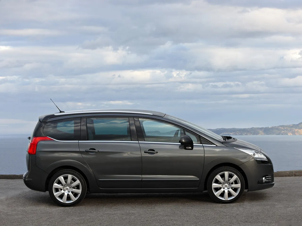 Peugeot 5008 (2010) – boční profil