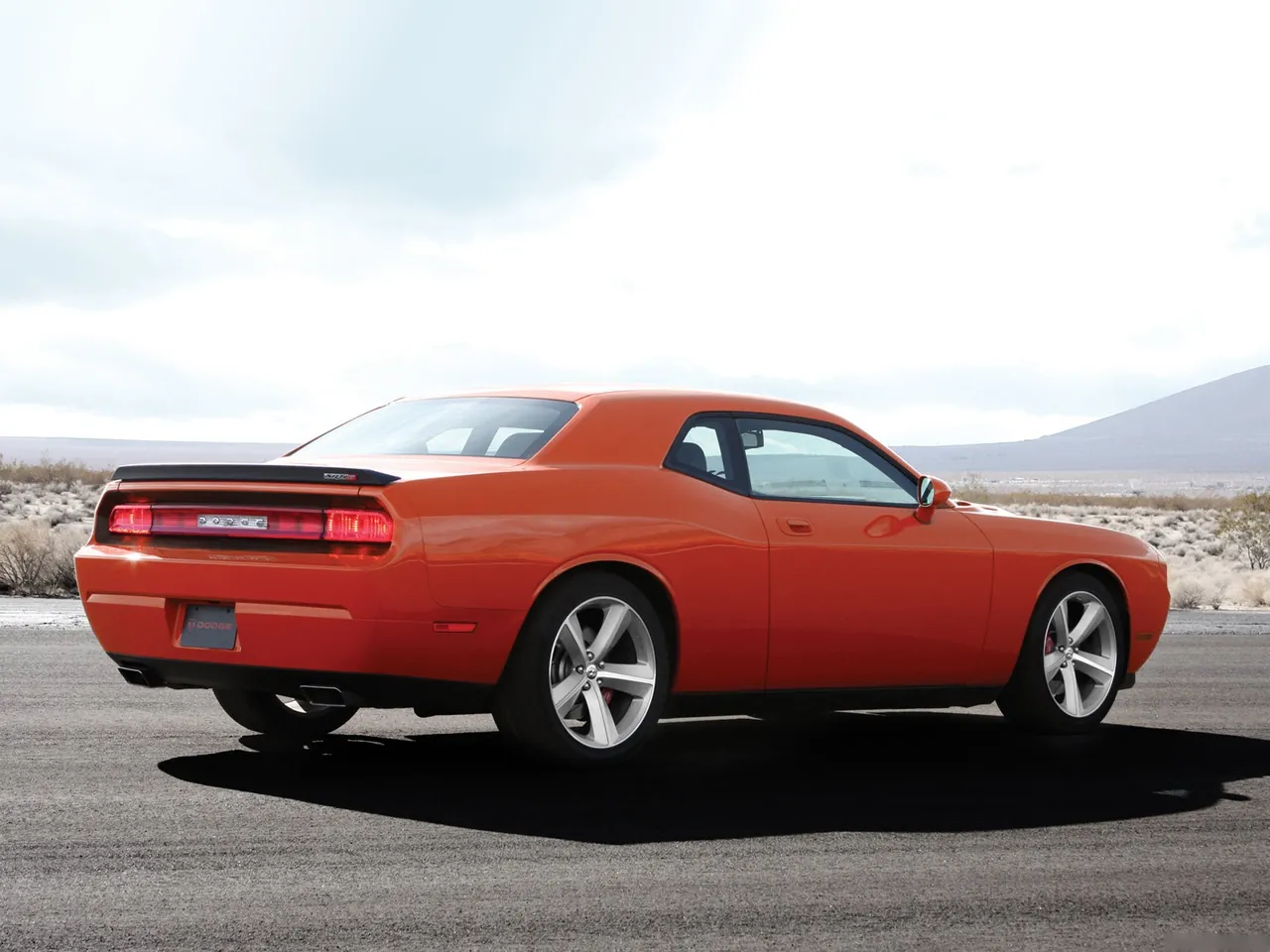 Dodge Challenger SRT8 (2008) – zadní tříčtvrteční pohled