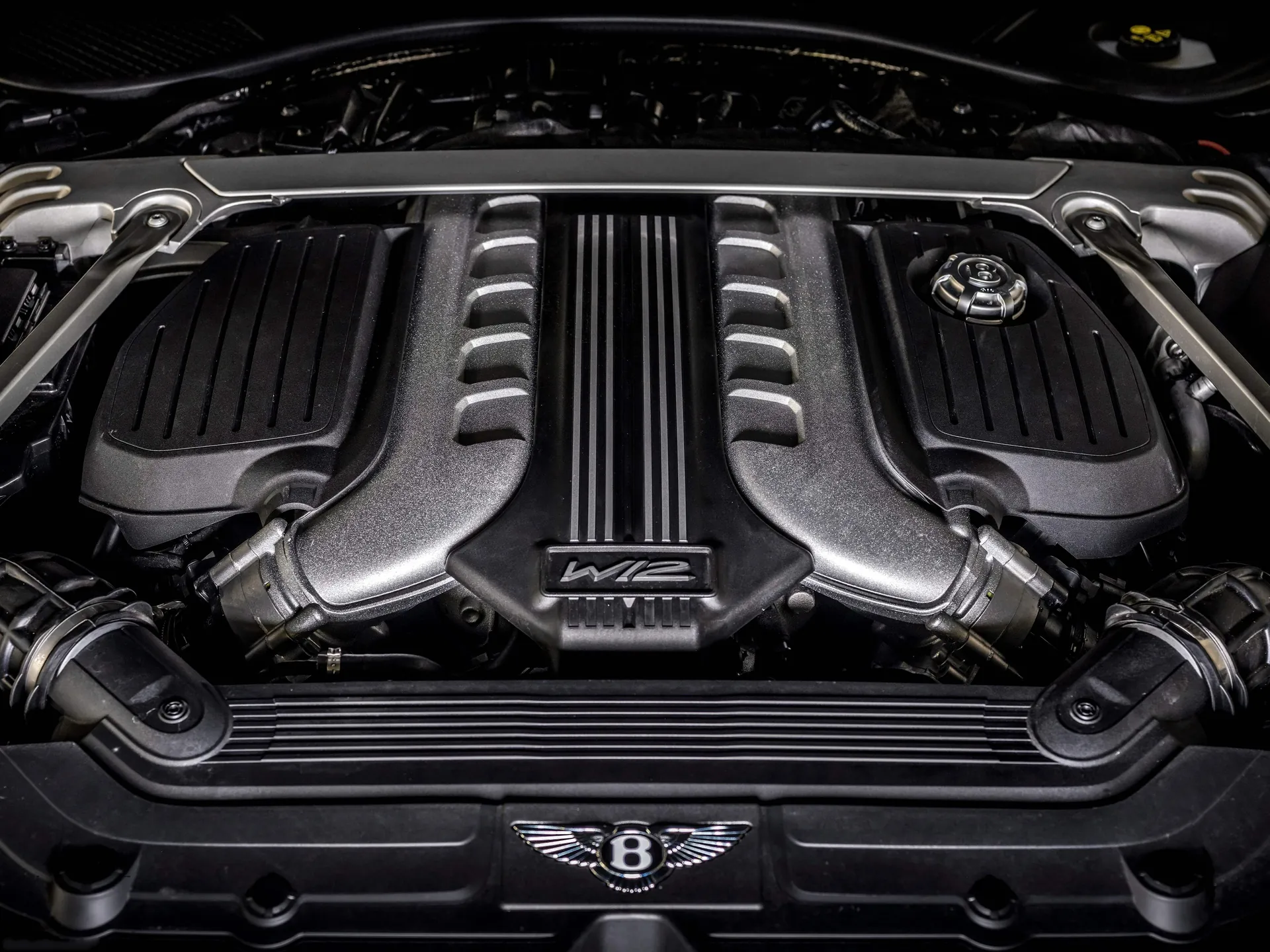 Bentley Continental GT Speed (2022) – motorový prostor