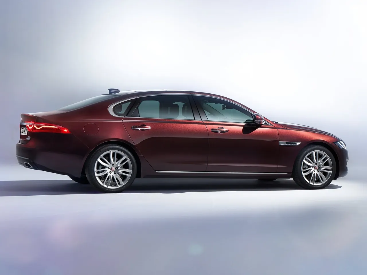Jaguar XFL (2017) – boční profil
