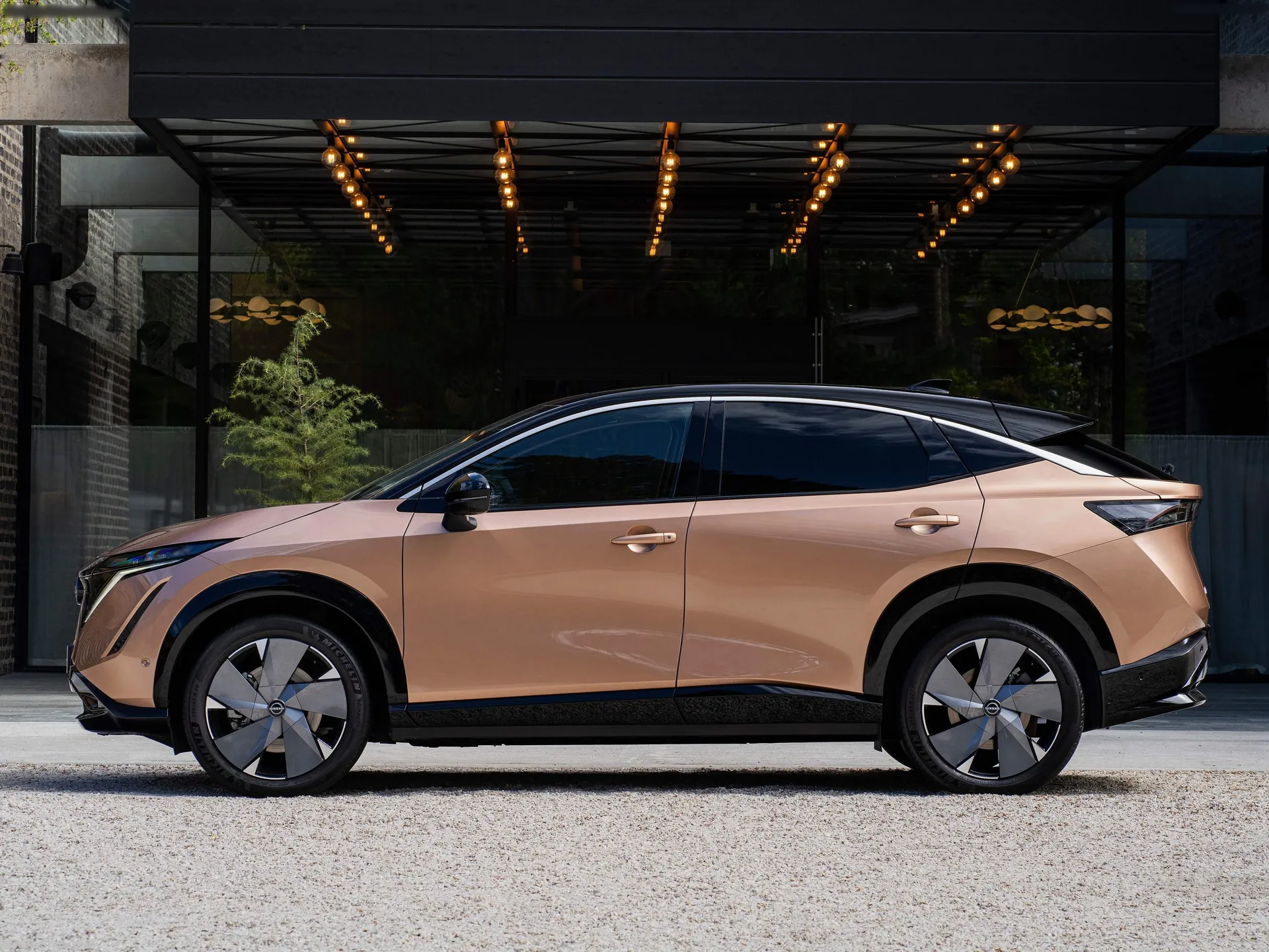 Nissan Ariya [EU] (2023) – boční profil