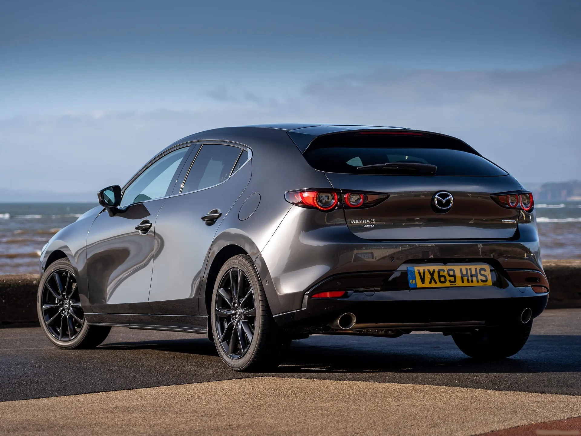 Mazda 3 [UK] (2019) – zadní tříčtvrteční pohled