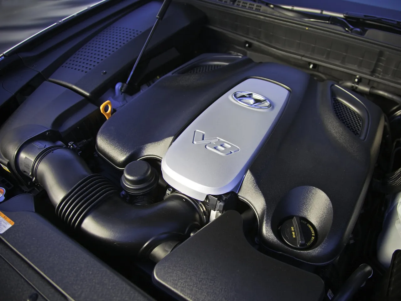 Hyundai Equus (2011) – motorový prostor