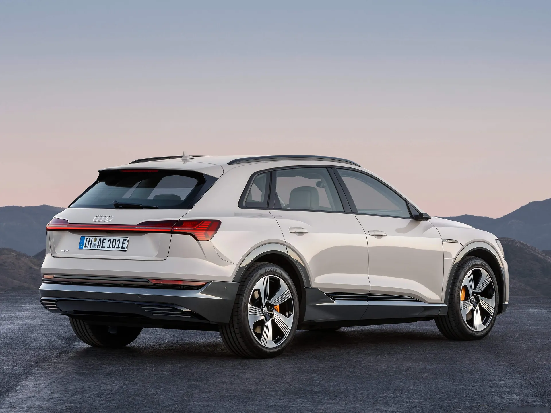 Audi e-tron (2020) – zadní tříčtvrteční pohled