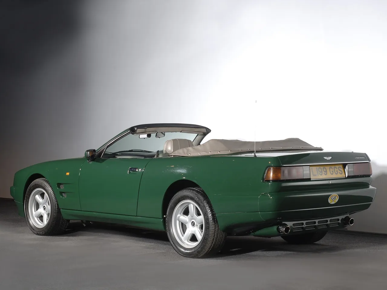 Aston Martin Virage Volante (1990) – zadní tříčtvrteční pohled