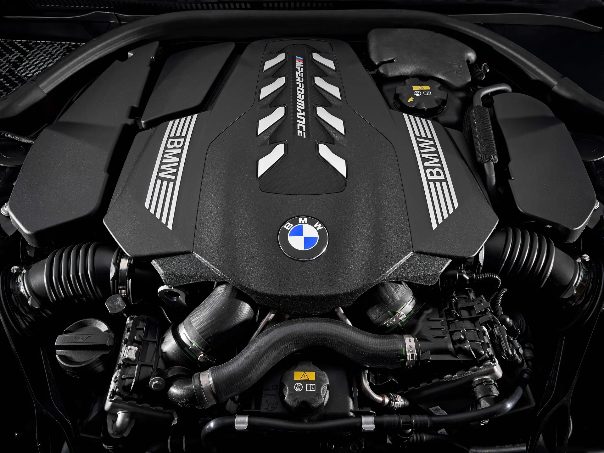 BMW 8-Series Coupe (2019) – motorový prostor